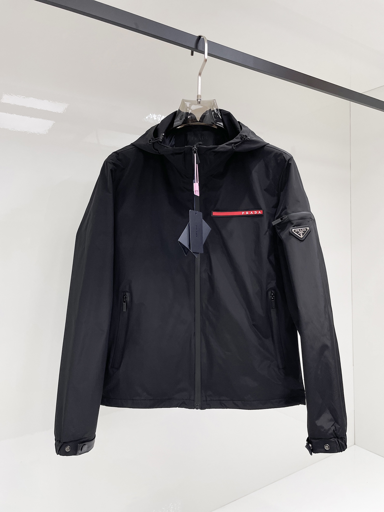 NO:525030,Prada 2025 autumn new men's jacket, original single three-standard full high-end version!  Customized fabrics for counters are breathable and comfortable, with impeccable details, brand elements design concept, professional purchasing level reflects high quality. The feel is delicate and soft!  It is casually cut, with a great upper body style!  Code number M~XXXL,,prada,jackets & coats,jackets & coats,alexander wang19860909普拉达 2025秋季新款男士夹克外套,原单三标齐全高端版本！专柜定制面料 透气舒适度高,细节无可挑剔,品牌元素设计理念,专业代购级体现高品质.手感细腻柔软！呈现休闲裁剪,上身版型超赞！码数M～XXXL,,prada,jackets & coats,jackets & coats,alexander wang,Men's clothing