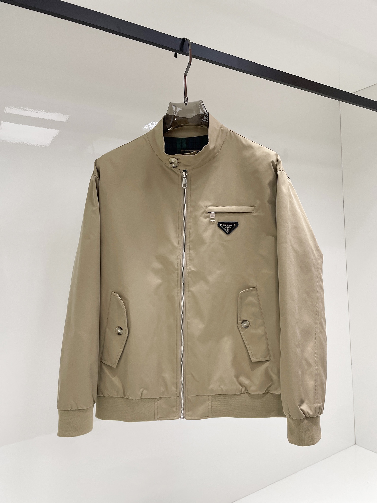 NO:525027,Prada 2025 autumn new men's jacket, original single three-standard full high-end version!  Customized fabrics for counters are breathable and comfortable, with impeccable details, brand elements design concept, professional purchasing level reflects high quality. The feel is delicate and soft!  It is casually cut, with a great upper body style!  Code number M~XXXL,,prada,jackets & coats,jackets & coats,alexander wang19860909普拉达 2025秋季新款男士夹克外套,原单三标齐全高端版本！专柜定制面料 透气舒适度高,细节无可挑剔,品牌元素设计理念,专业代购级体现高品质.手感细腻柔软！呈现休闲裁剪,上身版型超赞！码数M～XXXL,,prada,jackets & coats,jackets & coats,alexander wang,Men's clothing