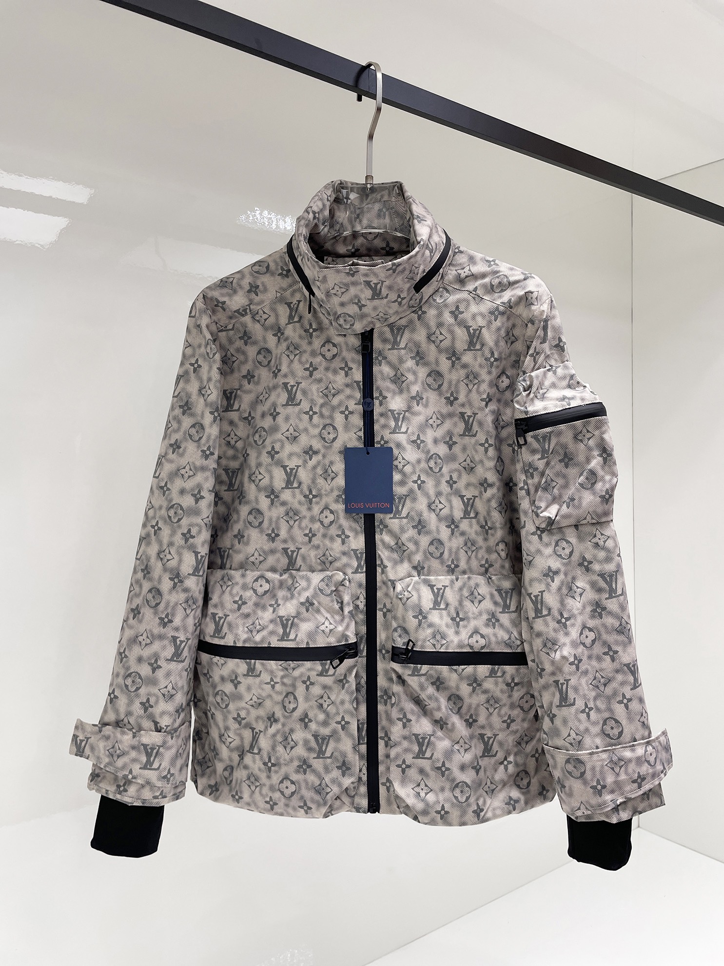 NO:525050,Lv 2025 autumn new men's jacket, original single three-standard full high-end version!  Customized fabrics for counters are breathable and comfortable, with impeccable details, brand elements design concept, professional purchasing level reflects high quality. The feel is delicate and soft!  It is casually cut, with a great upper body style!  Number of codes M~XXXL, louis vuitton,jackets & coats,jackets & coats,alexander wang19860909Lv 2025秋季新款男士夹克外套,原单三标齐全高端版本！专柜定制面料 透气舒适度高,细节无可挑剔,品牌元素设计理念,专业代购级体现高品质.手感细腻柔软！呈现休闲裁剪,上身版型超赞！码数M～XXXL,,louis vuitton,jackets & coats,jackets & coats,alexander wang,Men's clothing