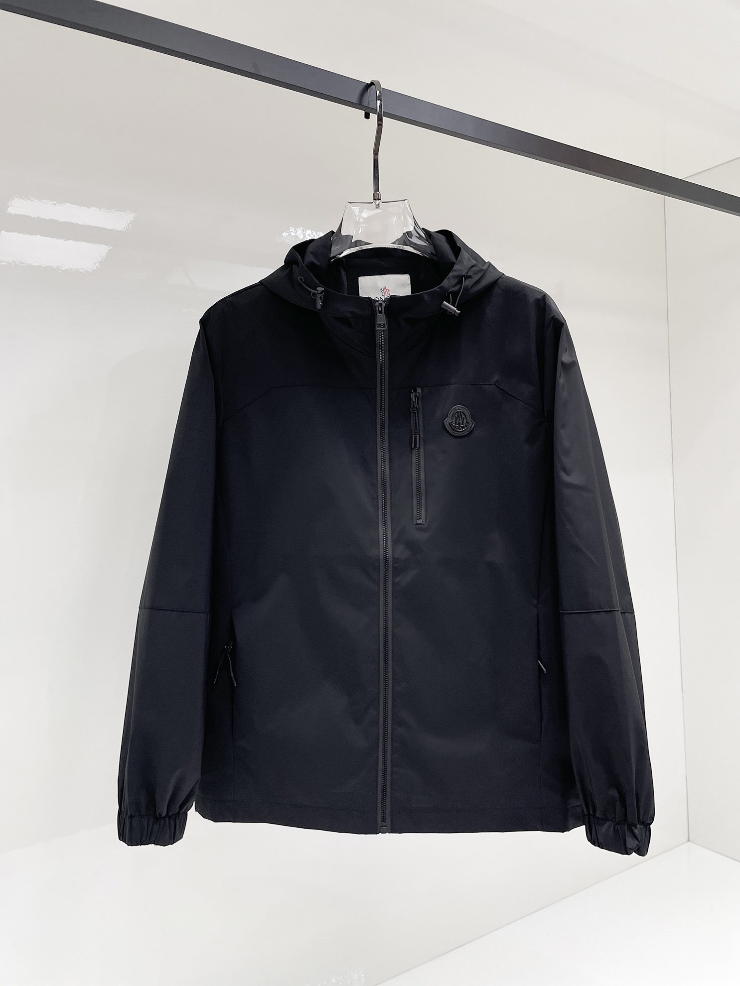 NO:525024,The new men's jacket for 2025 autumn, the original single three-standard full high-end version!  Customized fabrics for counters are breathable and comfortable, with impeccable details, brand elements design concept, professional purchasing level reflects high quality. The feel is delicate and soft!  It is casually cut, with a great upper body style!  Code number M~XXXL, Moncler, jackets & coats, jackets & coats, alexander wang19860909蒙口 2025秋季新款男士夹克外套,原单三标齐全高端版本！专柜定制面料 透气舒适度高,细节无可挑剔,品牌元素设计理念,专业代购级体现高品质.手感细腻柔软！呈现休闲裁剪,上身版型超赞！码数M～XXXL,,Moncler,jackets & coats,jackets & coats,alexander wang,Men's clothing