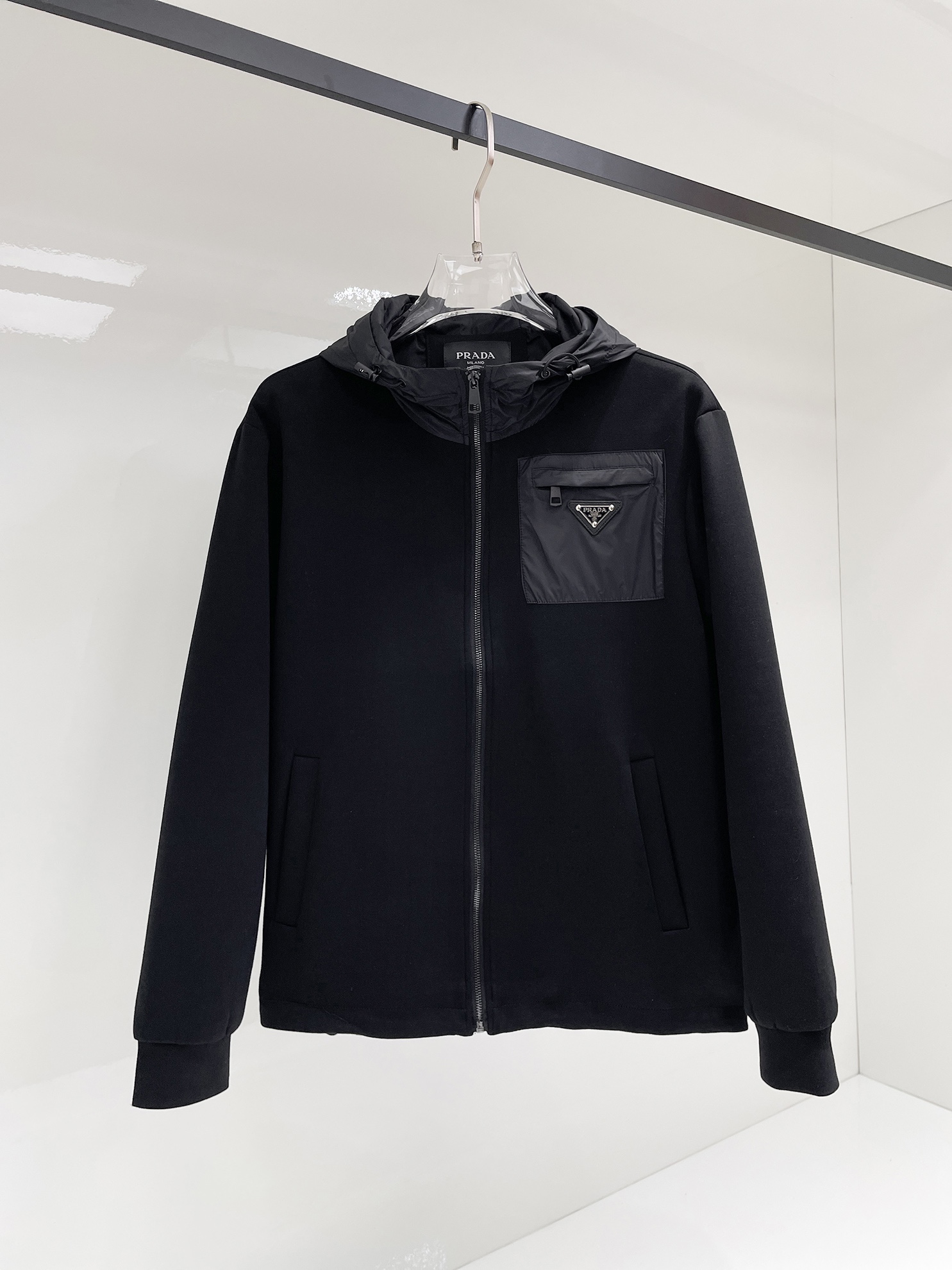 NO:525042,Prada 2025 autumn new men's jacket, original single three-standard full high-end version!  Customized fabrics for counters are breathable and comfortable, with impeccable details, brand elements design concept, professional purchasing level reflects high quality. The feel is delicate and soft!  It is casually cut, with a great upper body style!  Code number M~XXXL,,prada,jackets & coats,jackets & coats,alexander wang19860909普拉达 2025秋季新款男士夹克外套,原单三标齐全高端版本！专柜定制面料 透气舒适度高,细节无可挑剔,品牌元素设计理念,专业代购级体现高品质.手感细腻柔软！呈现休闲裁剪,上身版型超赞！码数M～XXXL,,prada,jackets & coats,jackets & coats,alexander wang,Men's clothing