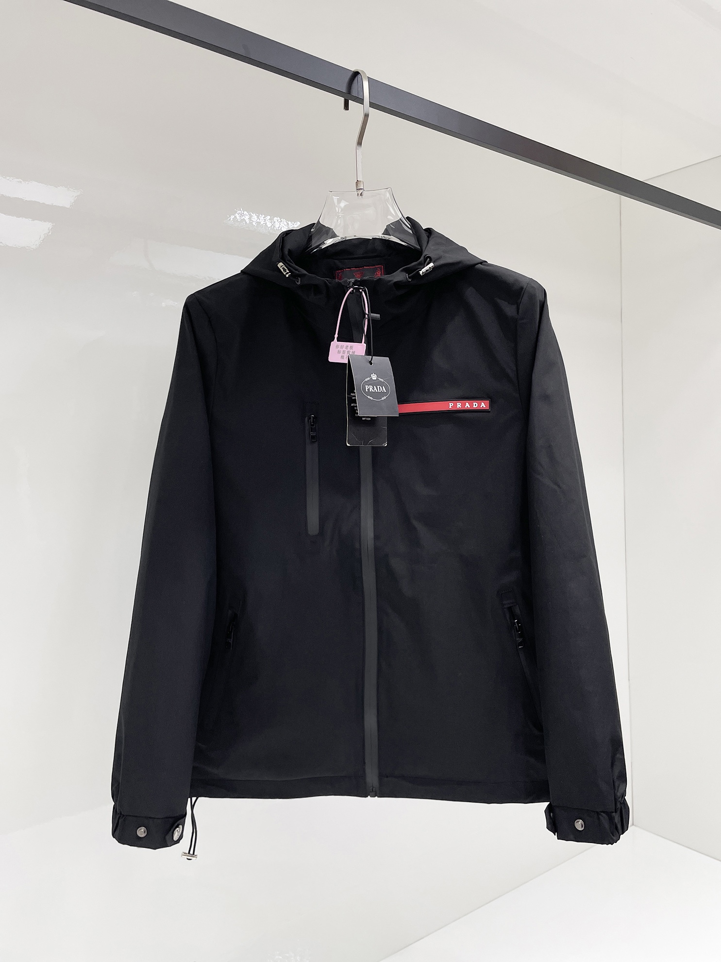 NO:525043,Prada 2025 autumn new men's jacket, original single three-standard full high-end version!  Customized fabrics for counters are breathable and comfortable, with impeccable details, brand elements design concept, professional purchasing level reflects high quality. The feel is delicate and soft!  It is casually cut, with a great upper body style!  Code number M~XXXL,,prada,jackets & coats,jackets & coats,alexander wang19860909普拉达 2025秋季新款男士夹克外套,原单三标齐全高端版本！专柜定制面料 透气舒适度高,细节无可挑剔,品牌元素设计理念,专业代购级体现高品质.手感细腻柔软！呈现休闲裁剪,上身版型超赞！码数M～XXXL,,prada,jackets & coats,jackets & coats,alexander wang,Men's clothing