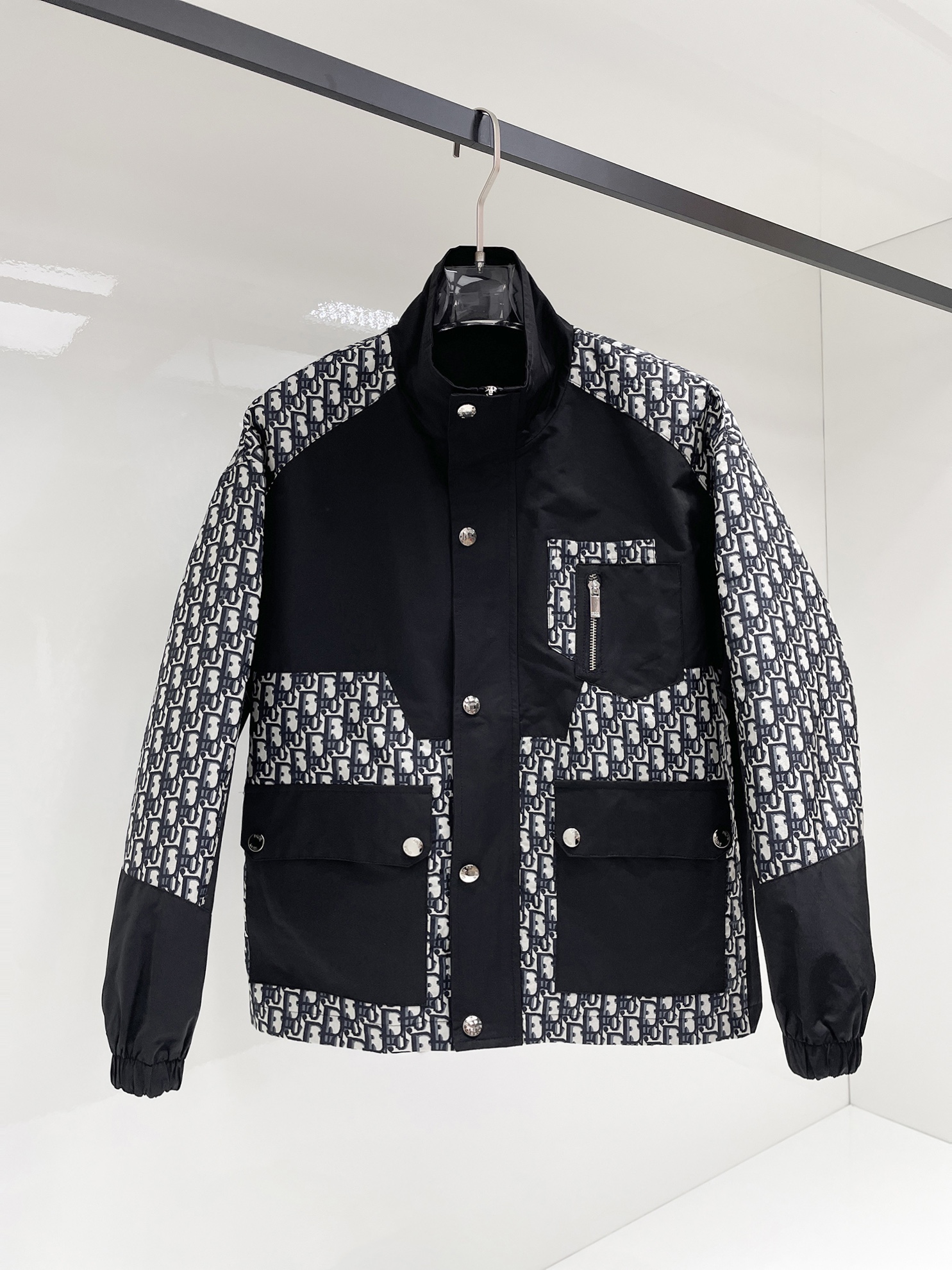 NO:525045,Dior 2025 autumn new men's jacket, original single three-standard full high-end version!  Customized fabrics for counters are breathable and comfortable, with impeccable details, brand elements design concept, professional purchasing level reflects high quality. The feel is delicate and soft!  It is casually cut, with a great upper body style!  Code number M~XXXL,,dior,jackets & coats,jackets & coats,alexander wang19860909迪奥 2025秋季新款男士夹克外套,原单三标齐全高端版本！专柜定制面料 透气舒适度高,细节无可挑剔,品牌元素设计理念,专业代购级体现高品质.手感细腻柔软！呈现休闲裁剪,上身版型超赞！码数M～XXXL,,dior,jackets & coats,jackets & coats,alexander wang,Men's clothing