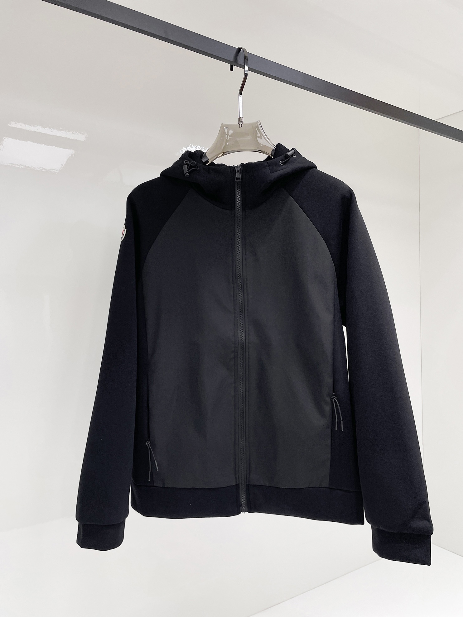 NO:525047,The new men's jacket for 2025 autumn, the original single three-standard full high-end version!  Customized fabrics for counters are breathable and comfortable, with impeccable details, brand elements design concept, professional purchasing level reflects high quality. The feel is delicate and soft!  It is casually cut, with a great upper body style!  Code number M~XXXL, Moncler, jackets & coats, jackets & coats, alexander wang19860909蒙口 2025秋季新款男士夹克外套,原单三标齐全高端版本！专柜定制面料 透气舒适度高,细节无可挑剔,品牌元素设计理念,专业代购级体现高品质.手感细腻柔软！呈现休闲裁剪,上身版型超赞！码数M～XXXL,,Moncler,jackets & coats,jackets & coats,alexander wang,Men's clothing