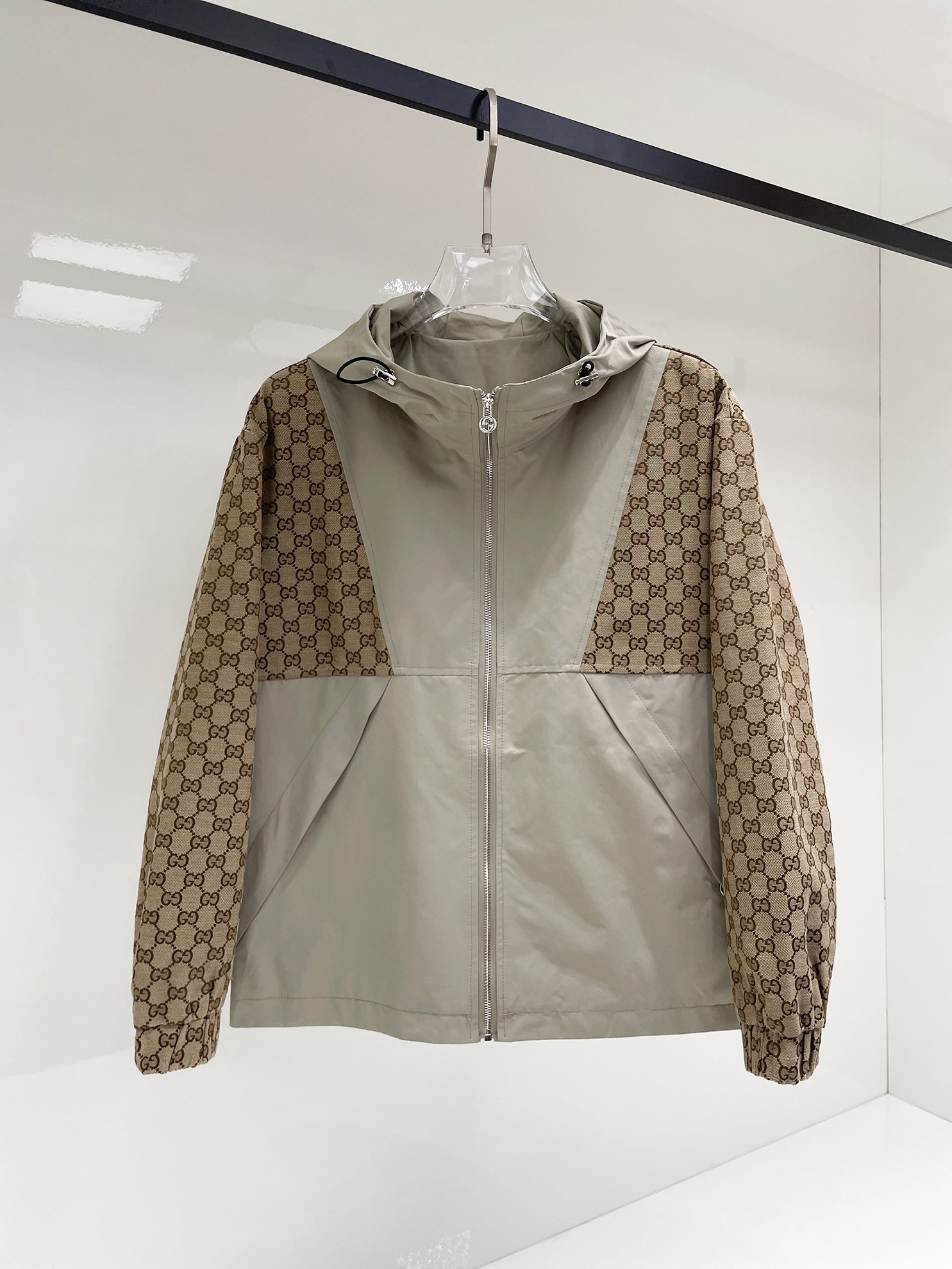 NO:525049,Gucci 2025 autumn new men's jacket, original single three-standard full high-end version!  Customized fabrics for counters are breathable and comfortable, with impeccable details, brand elements design concept, professional purchasing level reflects high quality. The feel is delicate and soft!  It is casually cut, with a great upper body style!  Code number M~XXXL, gucci,jackets & coats,jackets & coats,alexander wang19860909古驰 2025秋季新款男士夹克外套,原单三标齐全高端版本！专柜定制面料 透气舒适度高,细节无可挑剔,品牌元素设计理念,专业代购级体现高品质.手感细腻柔软！呈现休闲裁剪,上身版型超赞！码数M～XXXL,,gucci,jackets & coats,jackets & coats,alexander wang,Men's clothing