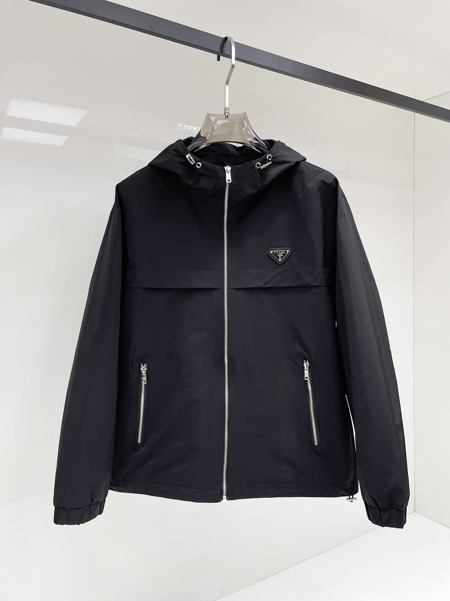 NO:525051,Prada 2025 autumn new men's jacket, original single three-standard full high-end version!  Customized fabrics for counters are breathable and comfortable, with impeccable details, brand elements design concept, professional purchasing level reflects high quality. The feel is delicate and soft!  It is casually cut, with a great upper body style!  Code number M~XXXL,,prada,jackets & coats,jackets & coats,alexander wang19860909普拉达 2025秋季新款男士夹克外套,原单三标齐全高端版本！专柜定制面料 透气舒适度高,细节无可挑剔,品牌元素设计理念,专业代购级体现高品质.手感细腻柔软！呈现休闲裁剪,上身版型超赞！码数M～XXXL,,prada,jackets & coats,jackets & coats,alexander wang,Men's clothing