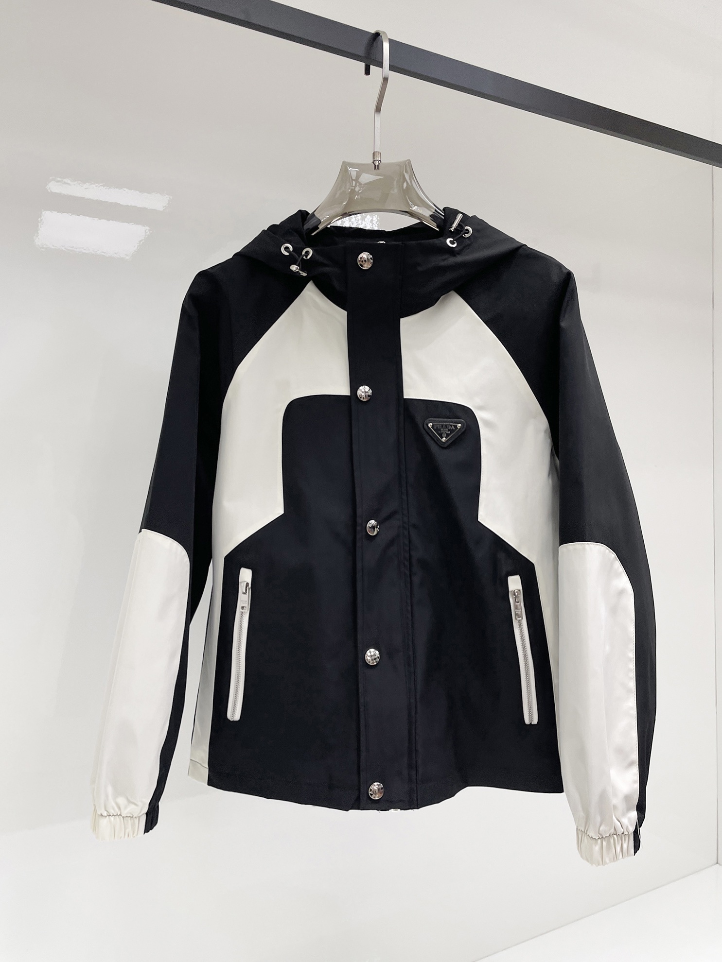 NO:525059,Prada 2025 autumn new men's jacket, original single three-standard full high-end version!  Customized fabrics for counters are breathable and comfortable, with impeccable details, brand elements design concept, professional purchasing level reflects high quality. The feel is delicate and soft!  It is casually cut, with a great upper body style!  Code number M~XXXL,,prada,jackets & coats,jackets & coats,alexander wang19860909普拉达 2025秋季新款男士夹克外套,原单三标齐全高端版本！专柜定制面料 透气舒适度高,细节无可挑剔,品牌元素设计理念,专业代购级体现高品质.手感细腻柔软！呈现休闲裁剪,上身版型超赞！码数M～XXXL,,prada,jackets & coats,jackets & coats,alexander wang,Men's clothing