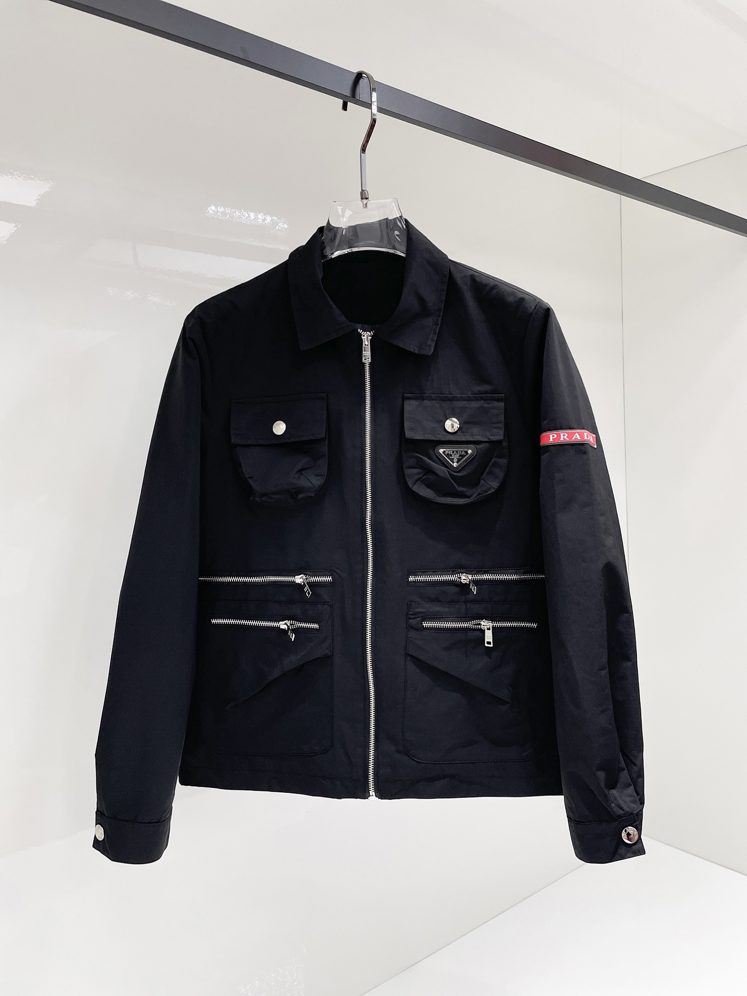 NO:525044,Prada 2025 autumn new men's jacket, original single three-standard full high-end version!  Customized fabrics for counters are breathable and comfortable, with impeccable details, brand elements design concept, professional purchasing level reflects high quality. The feel is delicate and soft!  It is casually cut, with a great upper body style!  Code number M~XXXL,,prada,jackets & coats,jackets & coats,alexander wang19860909普拉达 2025秋季新款男士夹克外套,原单三标齐全高端版本！专柜定制面料 透气舒适度高,细节无可挑剔,品牌元素设计理念,专业代购级体现高品质.手感细腻柔软！呈现休闲裁剪,上身版型超赞！码数M～XXXL,,prada,jackets & coats,jackets & coats,alexander wang,Men's clothing