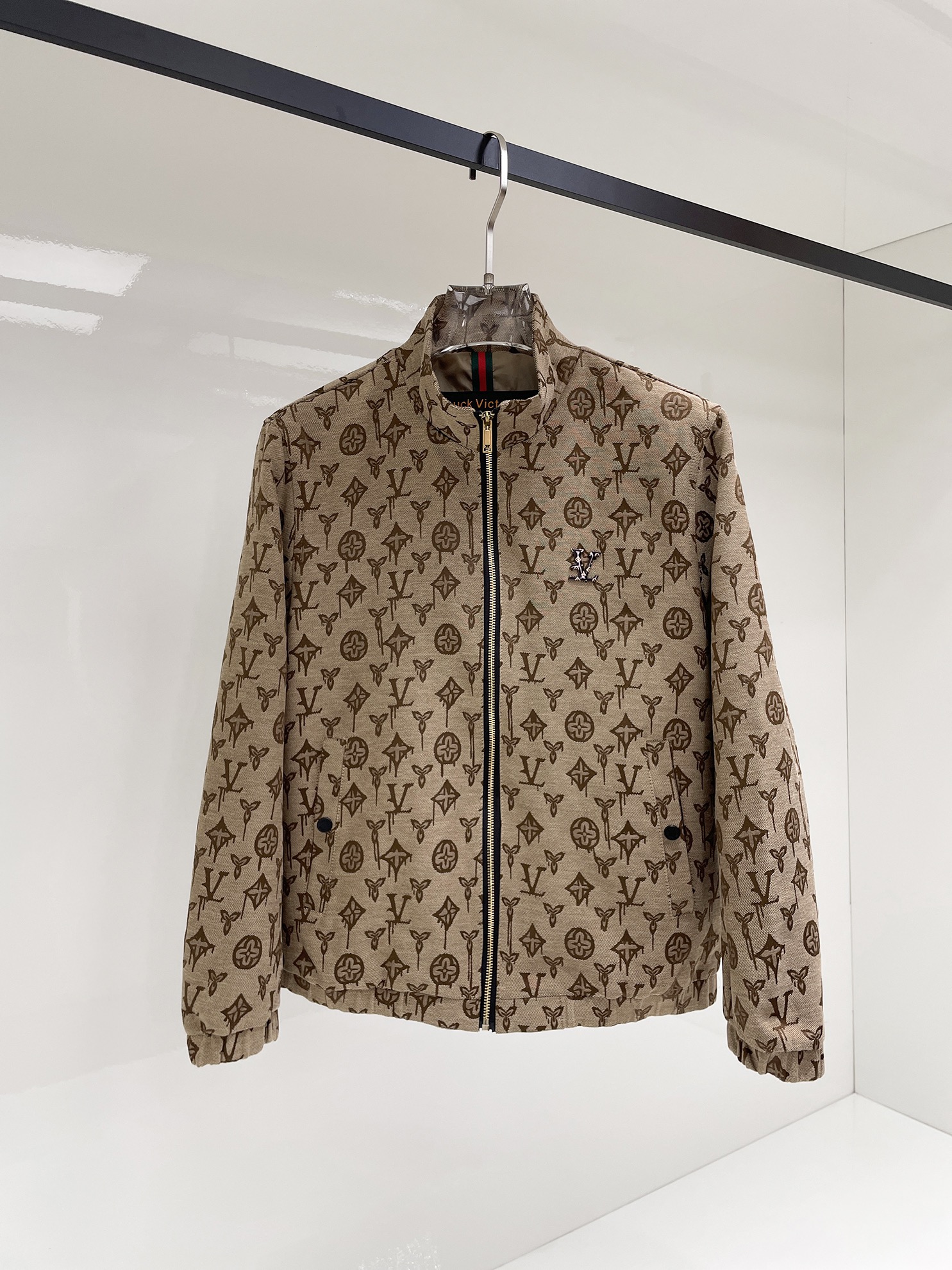 NO:525061,Lv 2025 autumn new men's jacket, original single three-standard full high-end version!  Customized fabrics for counters are breathable and comfortable, with impeccable details, brand elements design concept, professional purchasing level reflects high quality. The feel is delicate and soft!  It is casually cut, with a great upper body style!  Number of codes M~XXXL, louis vuitton,jackets & coats,jackets & coats,alexander wang19860909Lv 2025秋季新款男士夹克外套,原单三标齐全高端版本！专柜定制面料 透气舒适度高,细节无可挑剔,品牌元素设计理念,专业代购级体现高品质.手感细腻柔软！呈现休闲裁剪,上身版型超赞！码数M～XXXL,,louis vuitton,jackets & coats,jackets & coats,alexander wang,Men's clothing