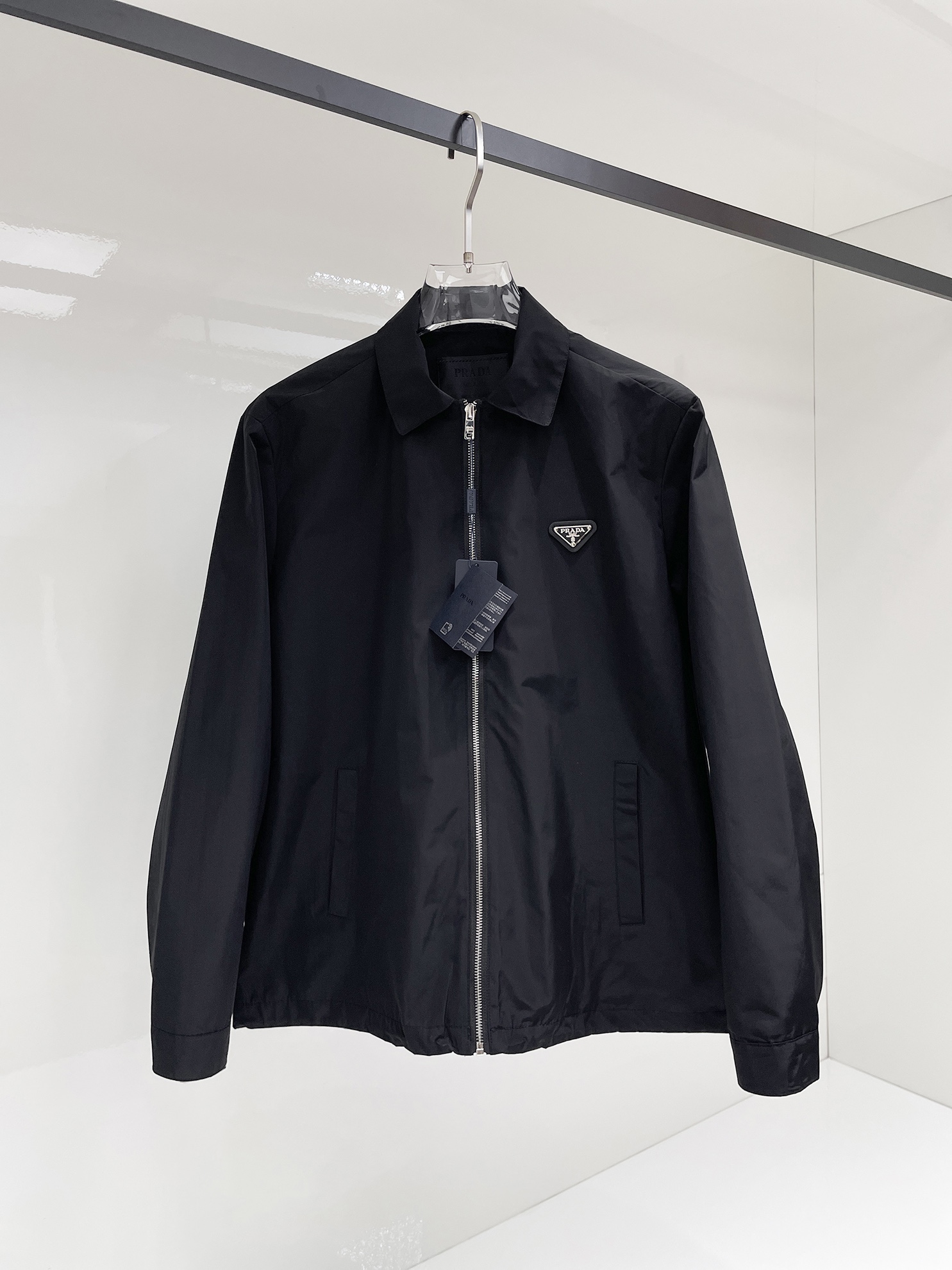 NO:525055,Prada 2025 autumn new men's jacket, original single three-standard full high-end version!  Customized fabrics for counters are breathable and comfortable, with impeccable details, brand elements design concept, professional purchasing level reflects high quality. The feel is delicate and soft!  It is casually cut, with a great upper body style!  Code number M~XXXL,,prada,jackets & coats,jackets & coats,alexander wang19860909普拉达 2025秋季新款男士夹克外套,原单三标齐全高端版本！专柜定制面料 透气舒适度高,细节无可挑剔,品牌元素设计理念,专业代购级体现高品质.手感细腻柔软！呈现休闲裁剪,上身版型超赞！码数M～XXXL,,prada,jackets & coats,jackets & coats,alexander wang,Men's clothing