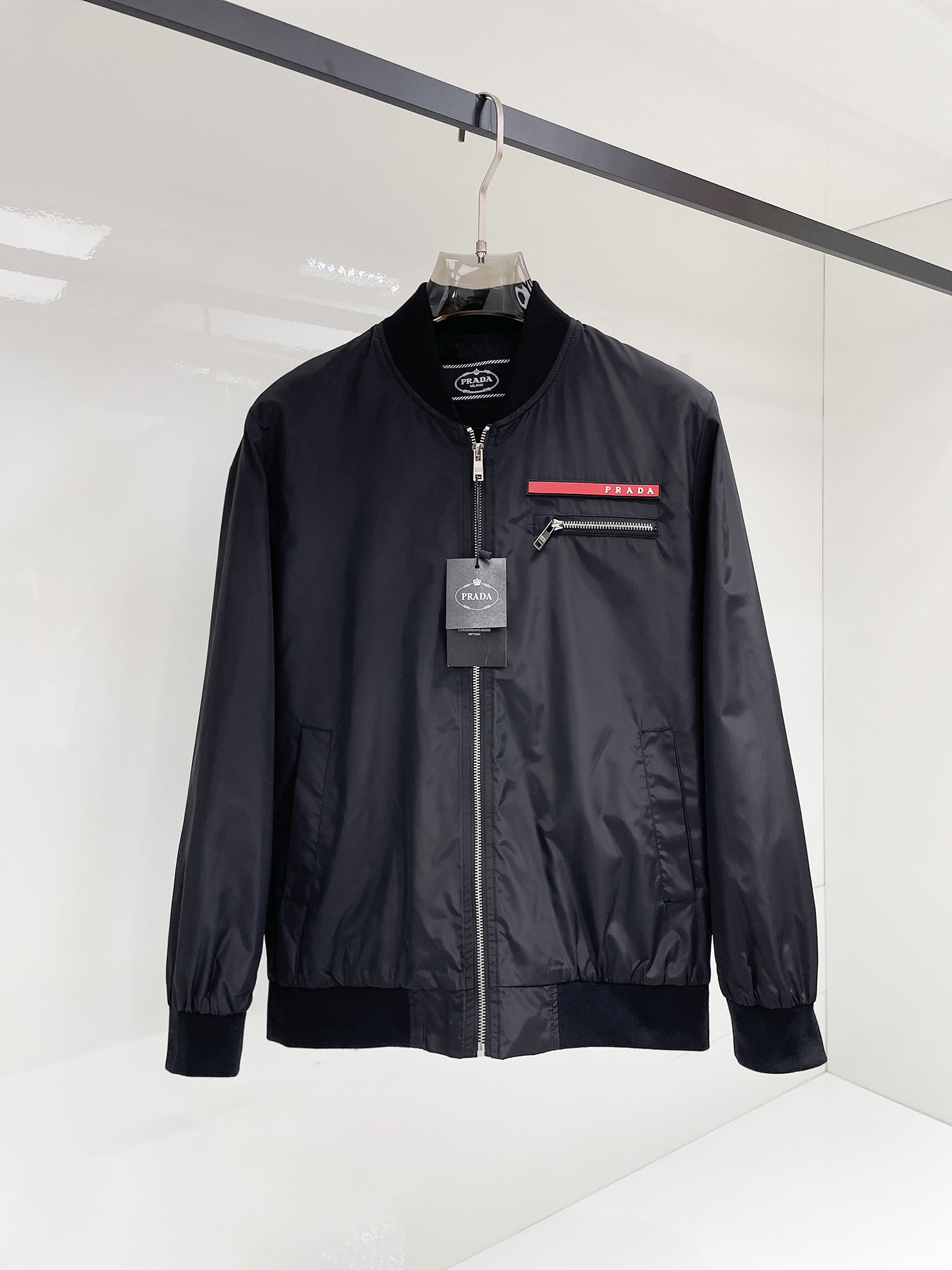 NO:525057,Prada 2025 autumn new men's jacket, original single three-standard full high-end version!  Customized fabrics for counters are breathable and comfortable, with impeccable details, brand elements design concept, professional purchasing level reflects high quality. The feel is delicate and soft!  It is casually cut, with a great upper body style!  Code number M~XXXL,,prada,jackets & coats,jackets & coats,alexander wang19860909普拉达 2025秋季新款男士夹克外套,原单三标齐全高端版本！专柜定制面料 透气舒适度高,细节无可挑剔,品牌元素设计理念,专业代购级体现高品质.手感细腻柔软！呈现休闲裁剪,上身版型超赞！码数M～XXXL,,prada,jackets & coats,jackets & coats,alexander wang,Men's clothing