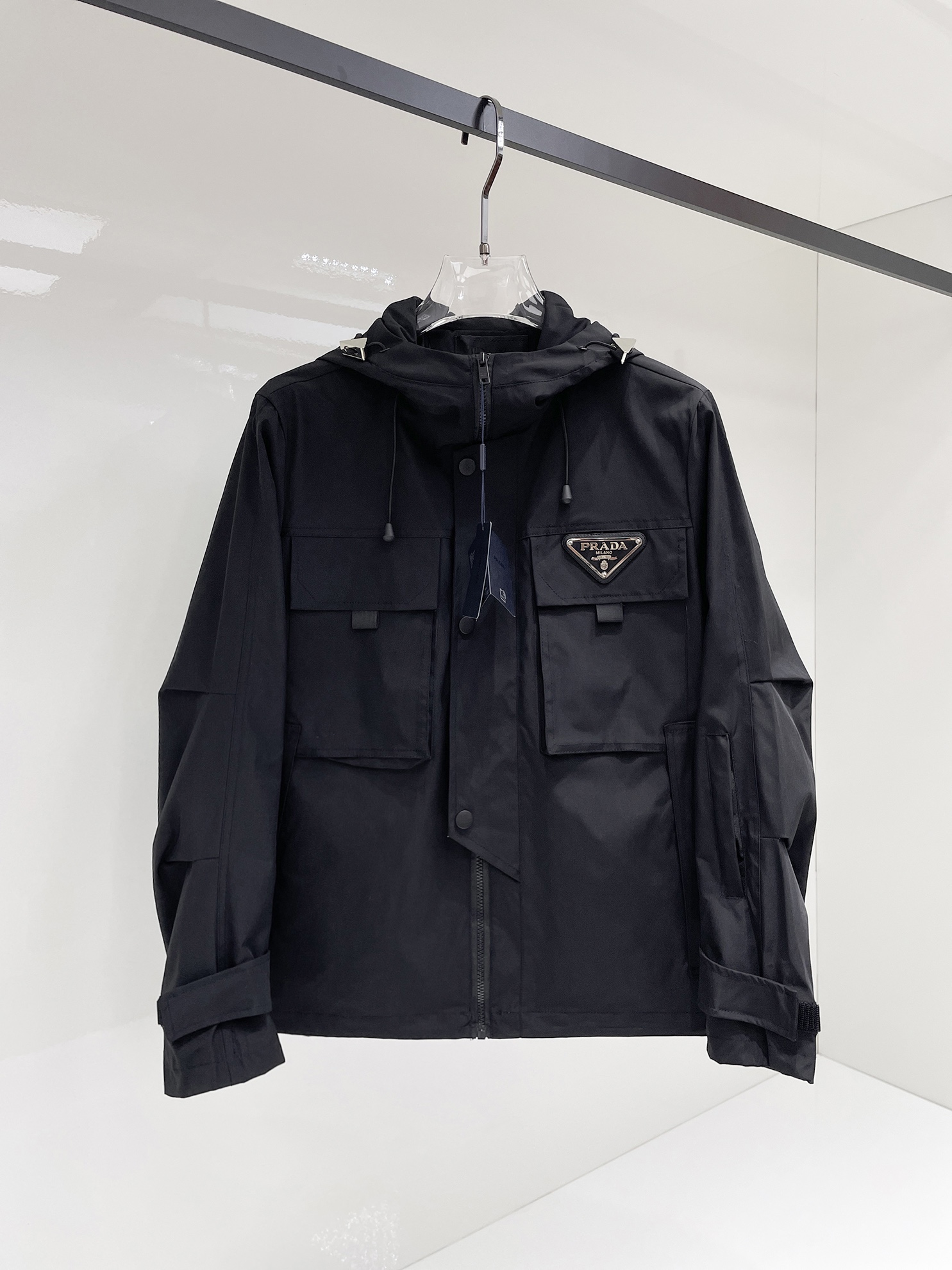 NO:525048,Prada 2025 autumn new men's jacket, original single three-standard full high-end version!  Customized fabrics for counters are breathable and comfortable, with impeccable details, brand elements design concept, professional purchasing level reflects high quality. The feel is delicate and soft!  It is casually cut, with a great upper body style!  Code number M~XXXL,,prada,jackets & coats,jackets & coats,alexander wang19860909普拉达 2025秋季新款男士夹克外套,原单三标齐全高端版本！专柜定制面料 透气舒适度高,细节无可挑剔,品牌元素设计理念,专业代购级体现高品质.手感细腻柔软！呈现休闲裁剪,上身版型超赞！码数M～XXXL,,prada,jackets & coats,jackets & coats,alexander wang,Men's clothing