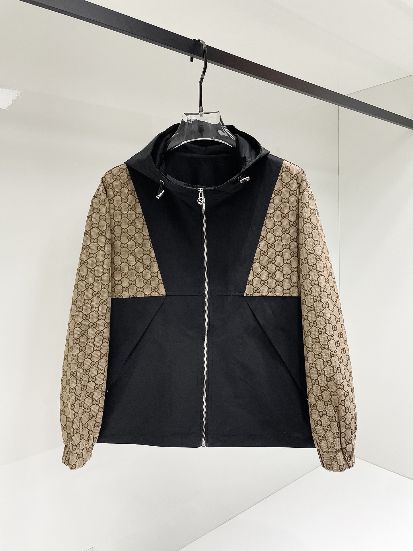 NO:525046,Gucci 2025 autumn new men's jacket, original single three-standard full high-end version!  Customized fabrics for counters are breathable and comfortable, with impeccable details, brand elements design concept, professional purchasing level reflects high quality. The feel is delicate and soft!  It is casually cut, with a great upper body style!  Code number M~XXXL, gucci,jackets & coats,jackets & coats,alexander wang19860909古驰 2025秋季新款男士夹克外套,原单三标齐全高端版本！专柜定制面料 透气舒适度高,细节无可挑剔,品牌元素设计理念,专业代购级体现高品质.手感细腻柔软！呈现休闲裁剪,上身版型超赞！码数M～XXXL,,gucci,jackets & coats,jackets & coats,alexander wang,Men's clothing