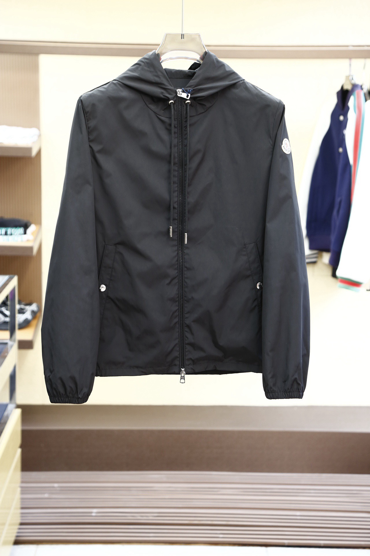 NO:519353,The new 2025 spring jacket, the new product on the show is perfect, comfortable and warm when worn on both sides, the three-standard full color and attractive, and the very outstanding design easily advances the sense of fashion. The workmanship is extremely exquisite and rigorous, and the wiring is neat and meticulous!  A masterpiece of a big-name designer!  The upper body doesn't look bloated and super handsome!  Spot code M ~ XXXL,,Moncler,jackets & coats,jackets & coats,alexander wang19860909蒙口 2025春季新款夹克外套,秀场新品品相非常完美,双面穿舒适保暖,三标齐全色泽饱满诱人,非常出彩的设计,轻松将时髦感进阶,做工极为考究严谨,走线工整细致！大牌设计师巨作！上身不显臃肿、超级帅气！现货码数M ～ XXXL,,Moncler,jackets & coats,jackets & coats,alexander wang,Men's clothing