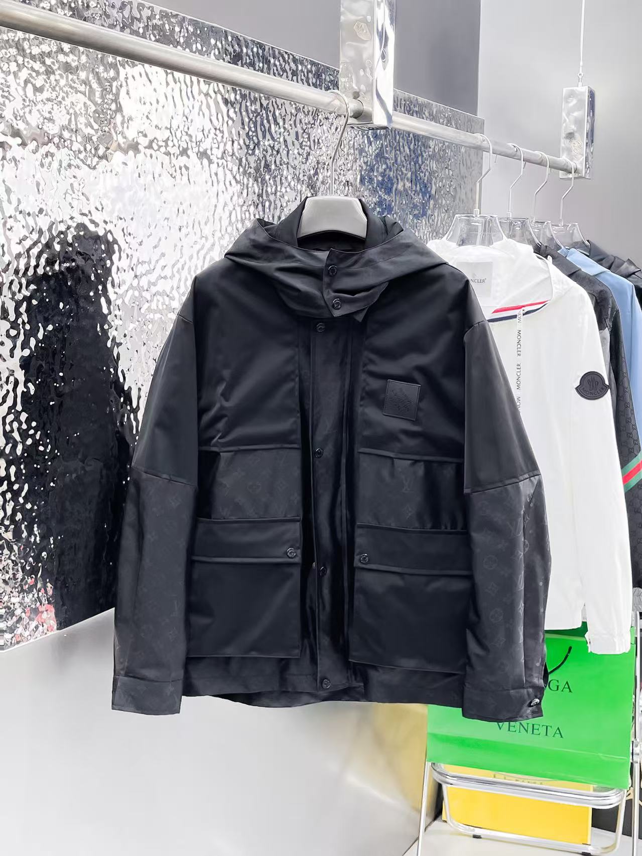 NO:537193,Lv 2025 autumn new men's jacket, original single three-standard full high-end version!  Customized fabrics for counters are breathable and comfortable, with impeccable details, brand elements design concept, professional purchasing level reflects high quality. The feel is delicate and soft!  It is casually cut, with a great upper body style!  Number of codes M~XXXL, louis vuitton,jackets & coats,jackets & coats,alexander wang19860909Lv 2025秋季新款男士夹克外套,原单三标齐全高端版本！专柜定制面料 透气舒适度高,细节无可挑剔,品牌元素设计理念,专业代购级体现高品质.手感细腻柔软！呈现休闲裁剪,上身版型超赞！码数M～XXXL,,louis vuitton,jackets & coats,jackets & coats,alexander wang,Men's clothing