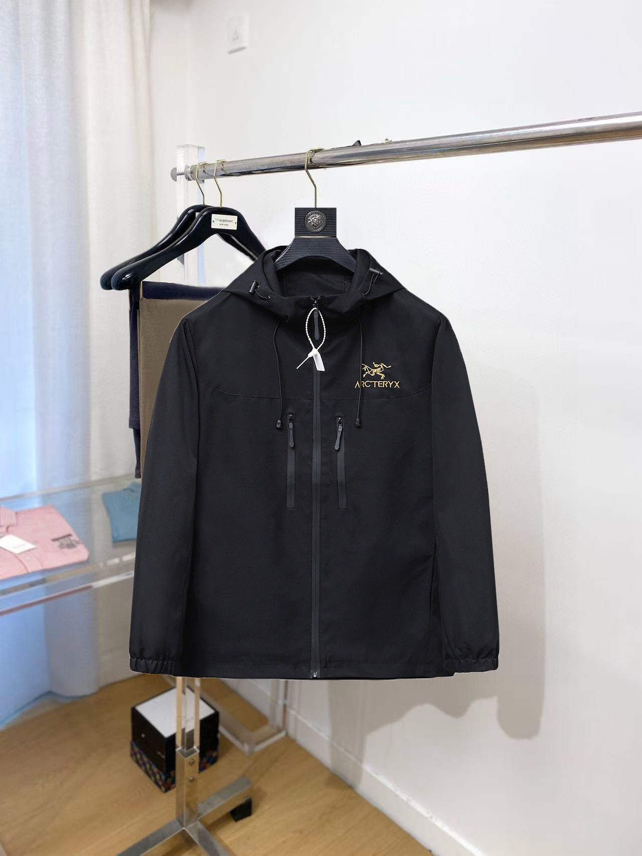 NO:530494,Archaeopteryx is the same as the official website, complete three standards, and is released simultaneously. The new men's jacket for autumn 2025, double-sided original single three standards, high-end version. Customized counter fabrics, breathable and comfortable, impeccable details, brand elements design concept, reflect high quality. The feel is delicate and soft, presents casual cut, and the upper body style is superb. Number of sizes M~3XL, arc'teryx, jackets & coats, jackets & coats, alexander wang19860909始祖鸟 官网同款,三标齐全,同步发售 2025秋季新款男士夹克外套,双面穿原单三标齐全高端版本 专柜定制面料 透气舒适度高,细节无可挑剔,品牌元素设计理念,体现高品质.手感细腻柔软 呈现休闲裁剪,上身版型超赞 码数M～3XL,arc'teryx,jackets & coats,jackets & coats,alexander wang,Men's clothing