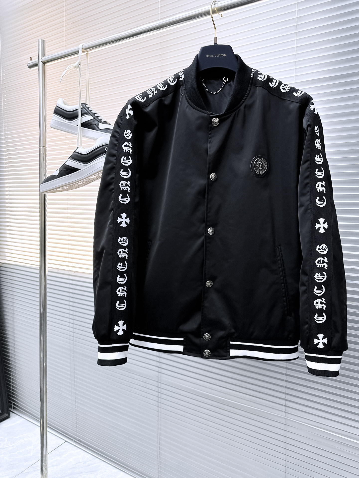 NO:524098,The same model on the official website, released in advance!  2025 autumn season new men's jacket, original single three-standard full high-end version!  Customized fabrics for counters are breathable and comfortable, with impeccable details, and the brand element design concept reflects high quality. The feel is delicate and soft!  It is casually cut, with a great upper body style!  Number of code M~3XL maximum wear about 200 pounds to report height and weight., chrome hearts, jackets & coats, jackets & coats, alexander wang19860909克罗心 官网同款,提前发售！2025秋季季新款男士夹克外套,原单三标齐全高端版本！专柜定制面料 透气舒适度高,细节无可挑剔,品牌元素设计理念,体现高品质.手感细腻柔软！呈现休闲裁剪,上身版型超赞！码数M～3XL最大穿200斤左右下单报身高体重.,,chrome hearts,jackets & coats,jackets & coats,alexander wang,Men's clothing