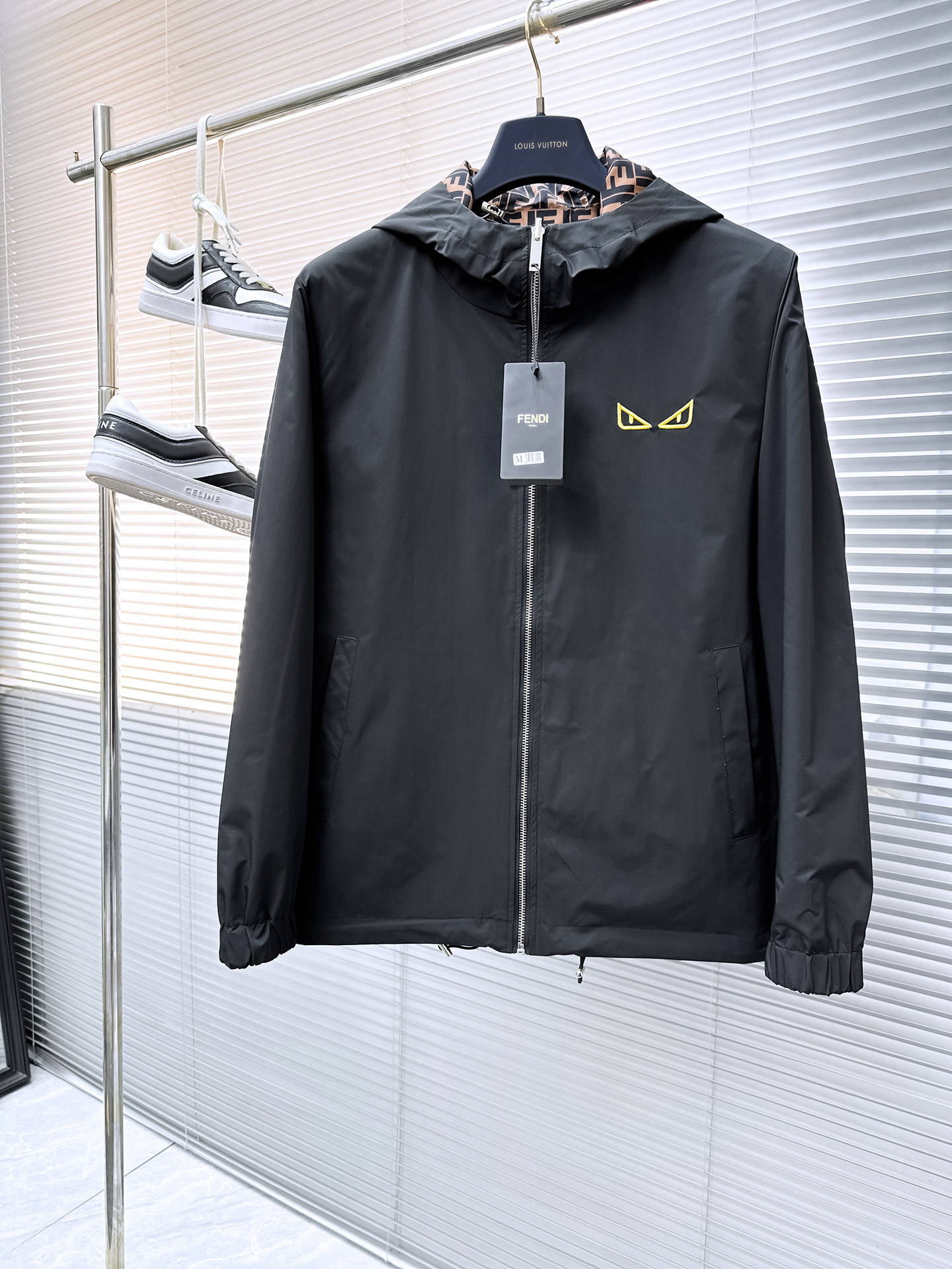 NO:524101,The same model on the official website of Fendi, released in advance!  2025 autumn season new men's jacket, original single three-standard full high-end version!  Customized fabrics for counters are breathable and comfortable, with impeccable details, and the brand element design concept reflects high quality. The feel is delicate and soft!  It is casually cut, with a great upper body style!  The maximum number of code M~3XL is about 200 pounds to order to report height and weight.,,fendi, jackets & coats, jackets & coats, alexander wang19860909芬迪 官网同款,提前发售！2025秋季季新款男士夹克外套,原单三标齐全高端版本！专柜定制面料 透气舒适度高,细节无可挑剔,品牌元素设计理念,体现高品质.手感细腻柔软！呈现休闲裁剪,上身版型超赞！码数M～3XL最大穿200斤左右下单报身高体重.,,fendi,jackets & coats,jackets & coats,alexander wang,Men's clothing