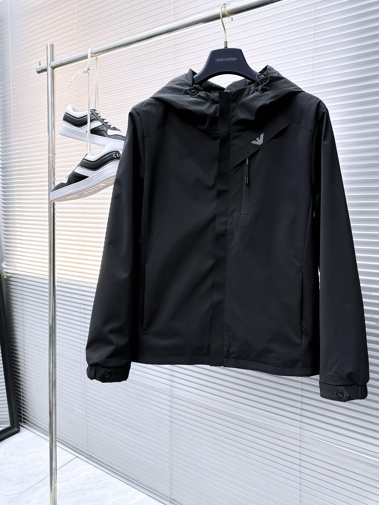 NO:524104,Armani's same model on the official website, released in advance!  2025 autumn season new men's jacket, original single three-standard full high-end version!  Customized fabrics for counters are breathable and comfortable, with impeccable details, and the brand element design concept reflects high quality. The feel is delicate and soft!  It is casually cut, with a great upper body style!  The maximum number of code M~3XL is about 200 pounds to place an order to report height and weight.,,armani, jackets & coats, jackets & coats, alexander wang19860909阿玛尼 官网同款,提前发售！2025秋季季新款男士夹克外套,原单三标齐全高端版本！专柜定制面料 透气舒适度高,细节无可挑剔,品牌元素设计理念,体现高品质.手感细腻柔软！呈现休闲裁剪,上身版型超赞！码数M～3XL最大穿200斤左右下单报身高体重.,,armani,jackets & coats,jackets & coats,alexander wang,Men's clothing