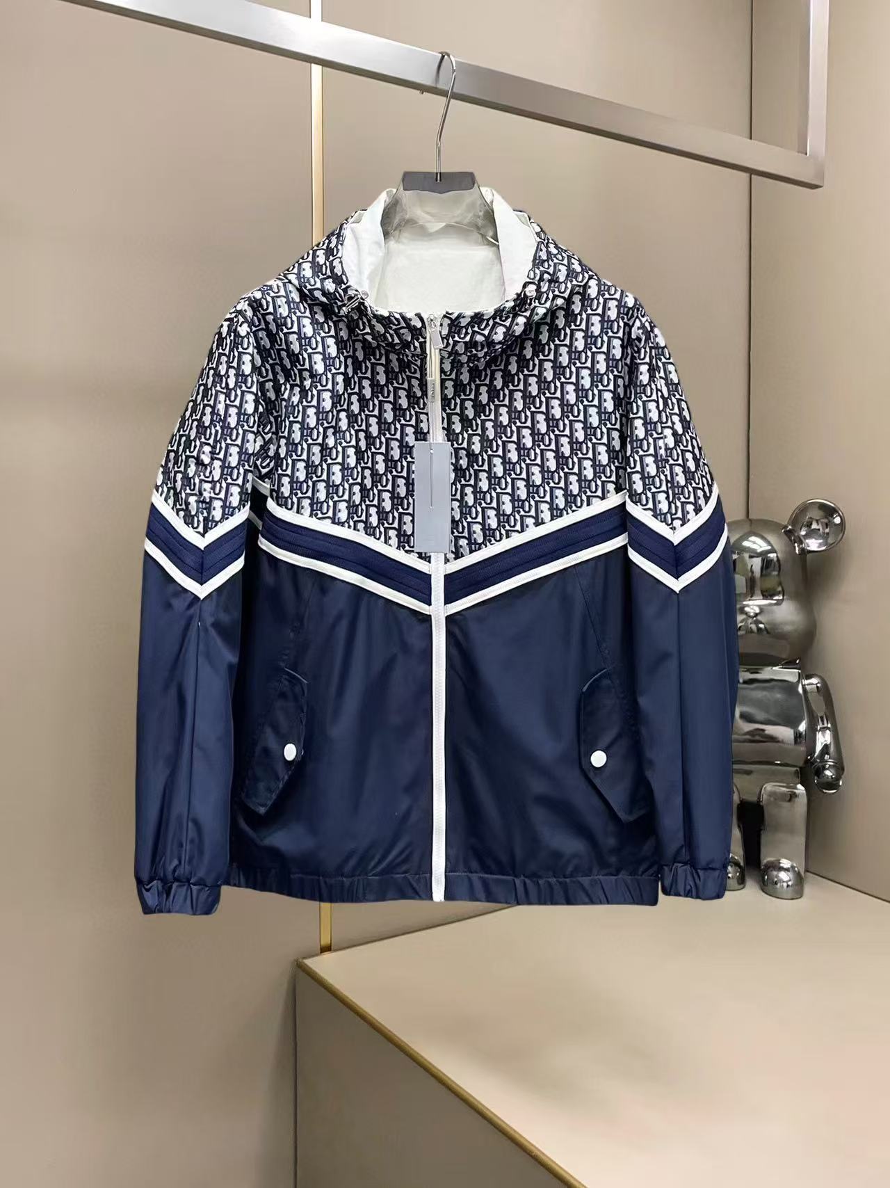 NO:607557,Dior official website same style, on sale in advance!  2025 new autumn men's jackets, high-end version with complete three-standard original order!  Custom-made fabrics at the counter are highly breathable and comfortable, with impeccable details and brand element design concepts, reflecting high quality. It feels delicate and soft!  It presents a casual cut and the upper body shape is awesome!  Size M～3XL Please state your height and weight when ordering.,,dior,jackets & coats,jackets & coats,alexander wang19860909迪奥 官网同款,提前发售！2025秋季新款男士夹克外套,原单三标齐全高端版本！专柜定制面料 透气舒适度高,细节无可挑剔,品牌元素设计理念,体现高品质.手感细腻柔软！呈现休闲裁剪,上身版型超赞！码数M～3XL下单报身高体重.,,dior,jackets & coats,jackets & coats,alexander wang,Men's clothing