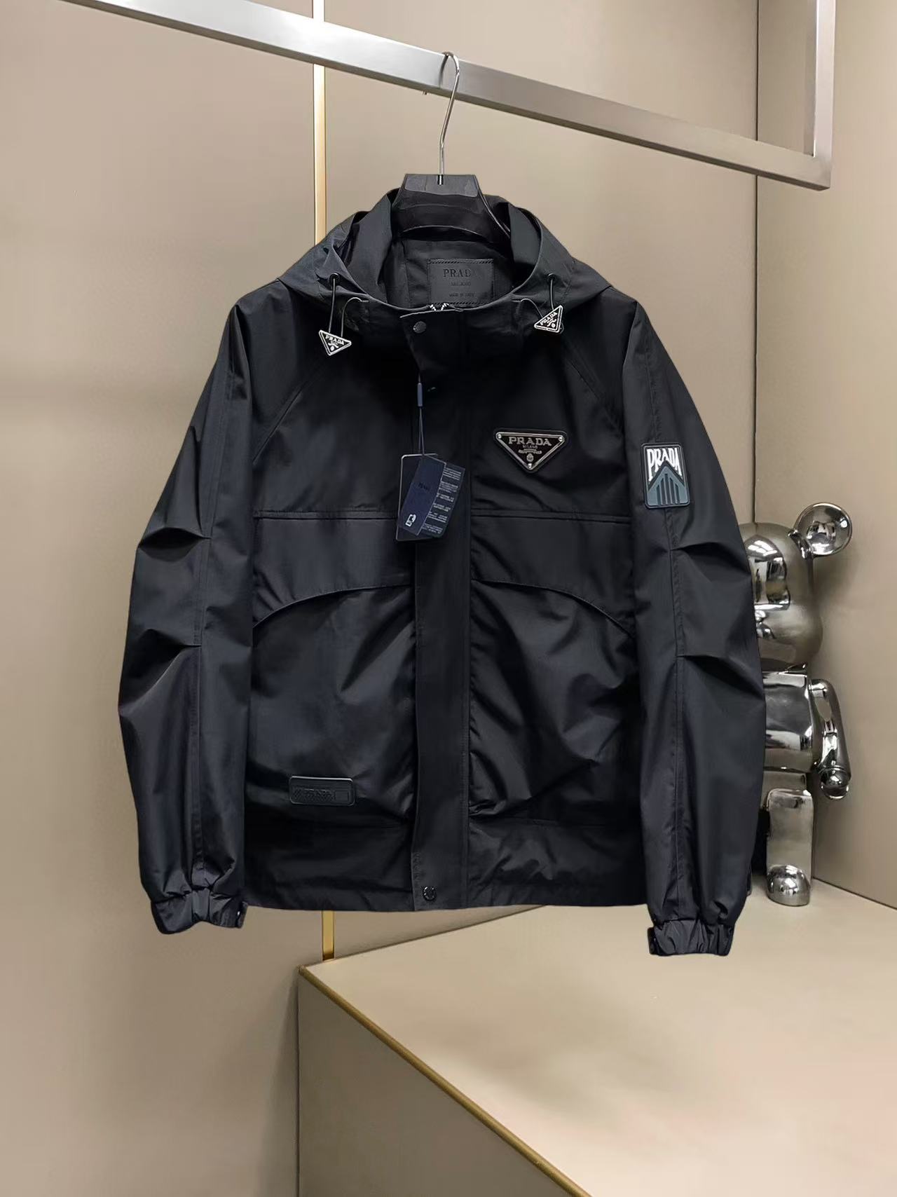 NO:607561,Same style as Prada official website, on sale in advance!  2025 new autumn men's jackets, high-end version with complete three-standard original order!  Custom-made fabrics at the counter are highly breathable and comfortable, with impeccable details and brand element design concepts, reflecting high quality. It feels delicate and soft!  It presents a casual cut and the upper body shape is awesome!  Size M～3XL Please state your height and weight when ordering.,,prada,jackets & coats,jackets & coats,alexander wang19860909普拉达 官网同款,提前发售！2025秋季新款男士夹克外套,原单三标齐全高端版本！专柜定制面料 透气舒适度高,细节无可挑剔,品牌元素设计理念,体现高品质.手感细腻柔软！呈现休闲裁剪,上身版型超赞！码数M～3XL下单报身高体重.,,prada,jackets & coats,jackets & coats,alexander wang,Men's clothing