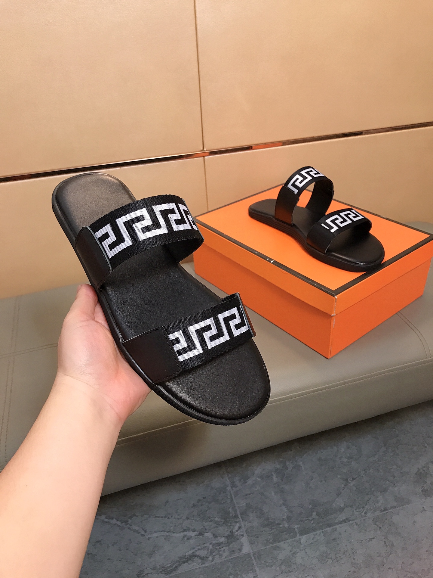 “New Vanderstrel Slipper Series 2024 for Men: Comfortable, Stylish, and Affordable Footwear” - 图片 4