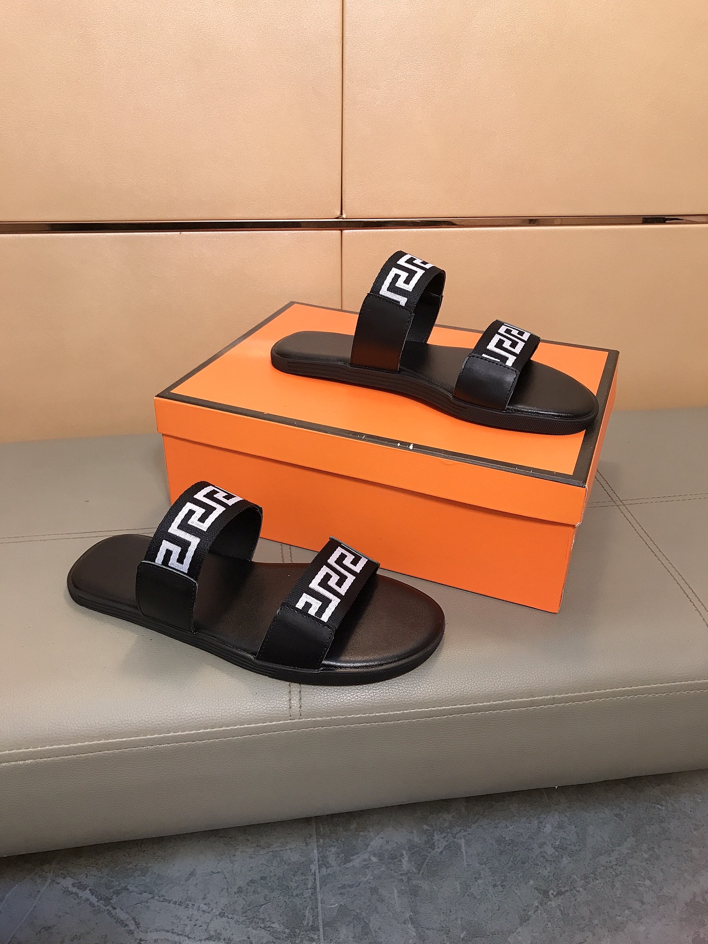 “New Vanderstrel Slipper Series 2024 for Men: Comfortable, Stylish, and Affordable Footwear” - 图片 3