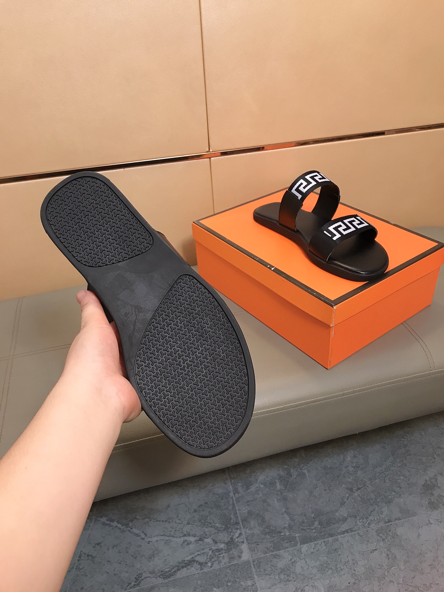 “New Vanderstrel Slipper Series 2024 for Men: Comfortable, Stylish, and Affordable Footwear” - 图片 9