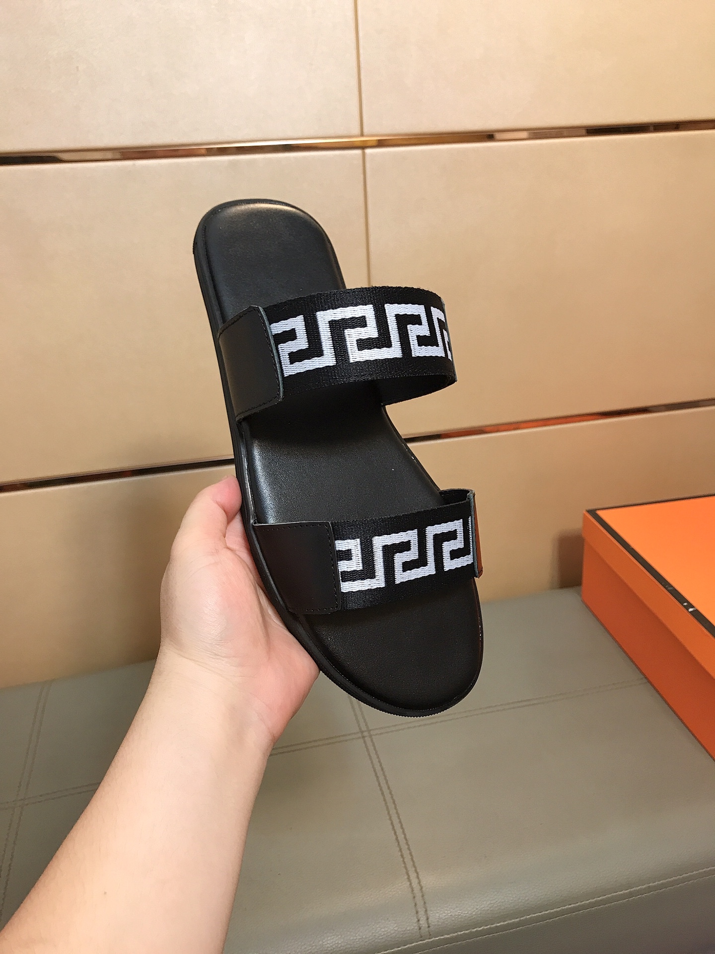 “New Vanderstrel Slipper Series 2024 for Men: Comfortable, Stylish, and Affordable Footwear” - 图片 2
