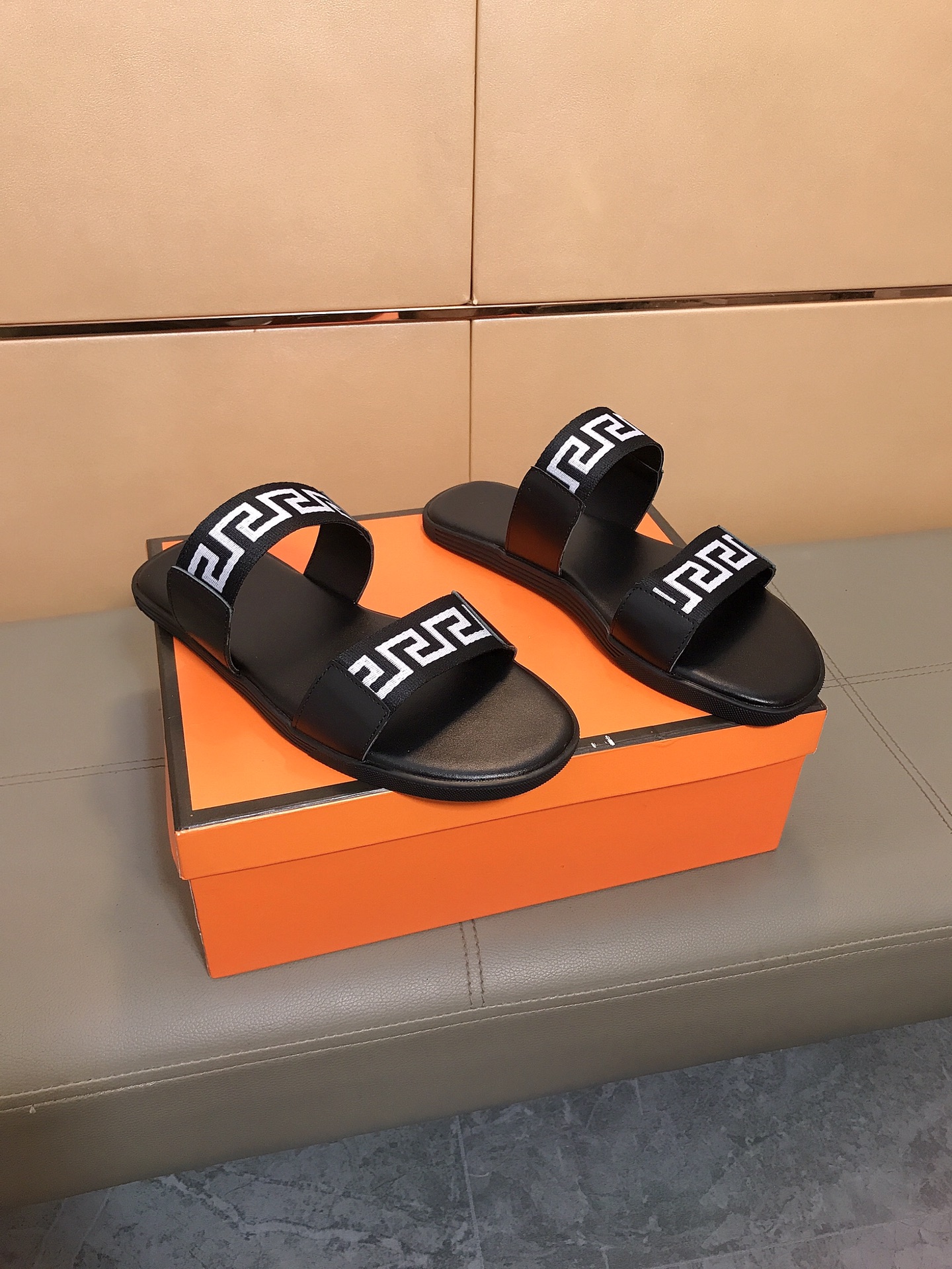 “New Vanderstrel Slipper Series 2024 for Men: Comfortable, Stylish, and Affordable Footwear” - 图片 5