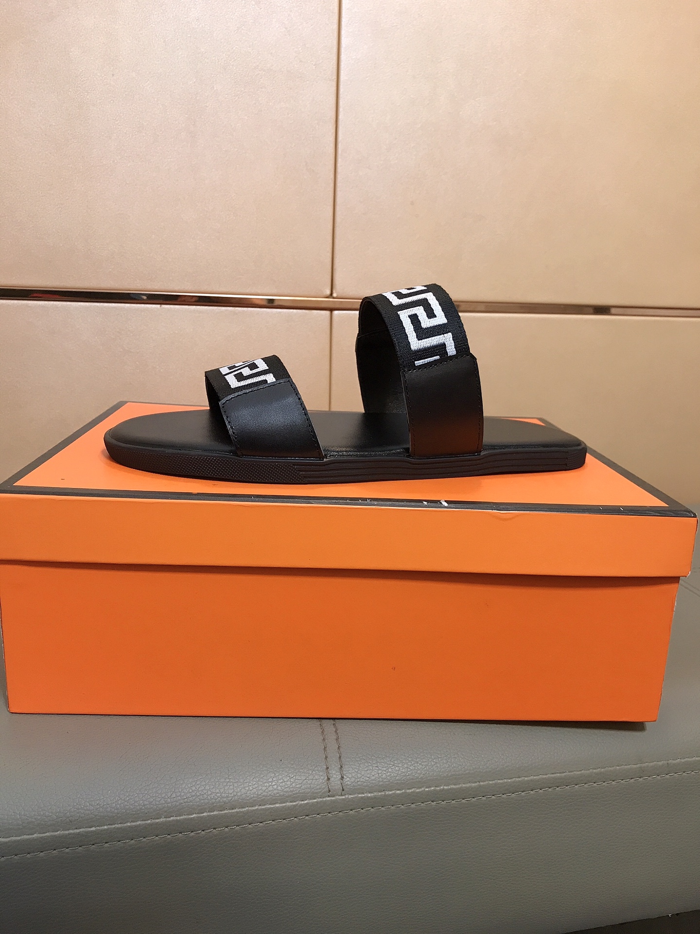 “New Vanderstrel Slipper Series 2024 for Men: Comfortable, Stylish, and Affordable Footwear” - 图片 1