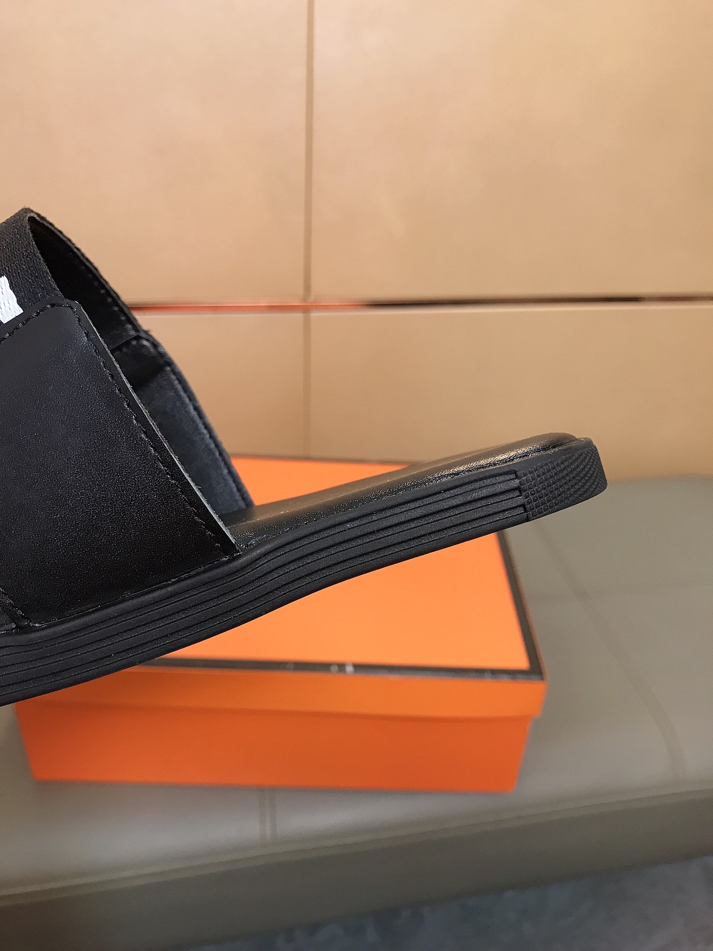“New Vanderstrel Slipper Series 2024 for Men: Comfortable, Stylish, and Affordable Footwear” - 图片 7