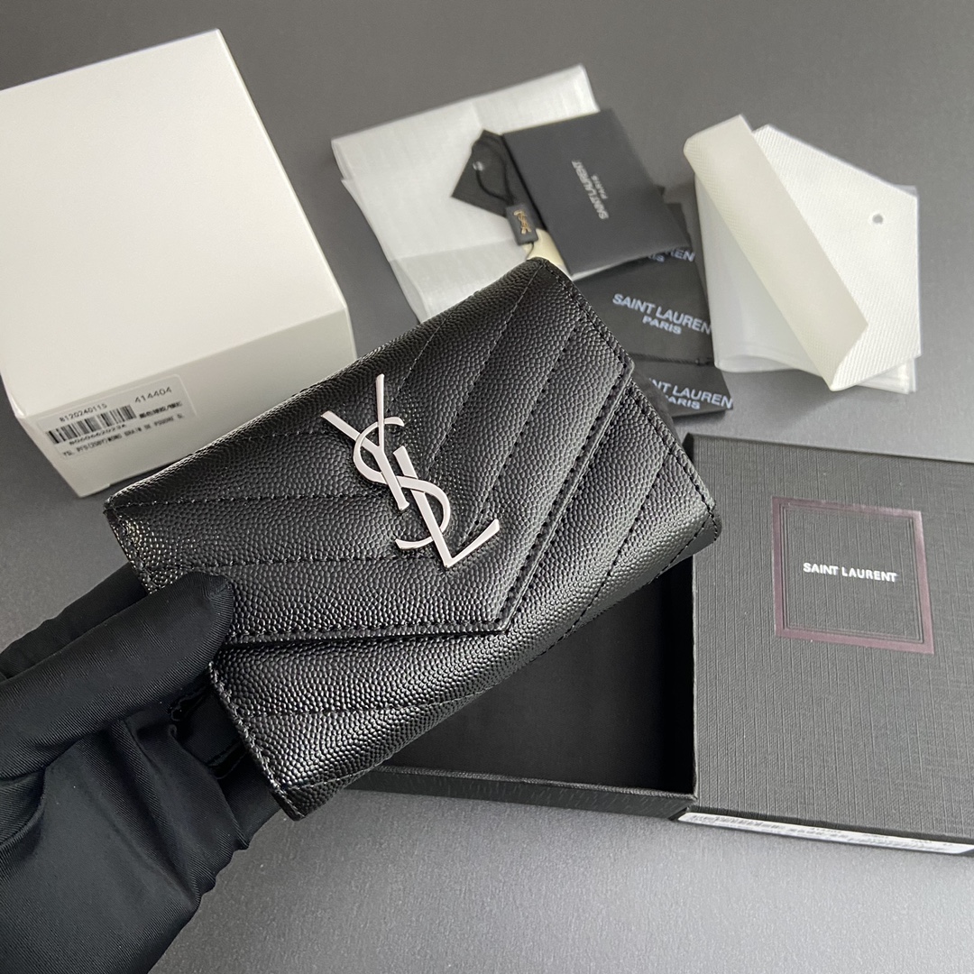 Prada 五金 MATELASSE短款粒面壓印皮革信封錢包