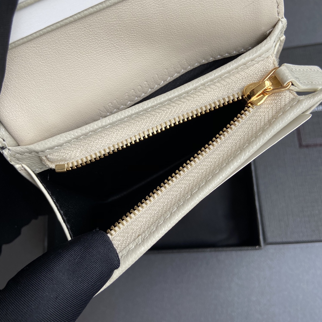 Saint Laurent 五金 MATELASSE短款粒面壓印皮革卡包