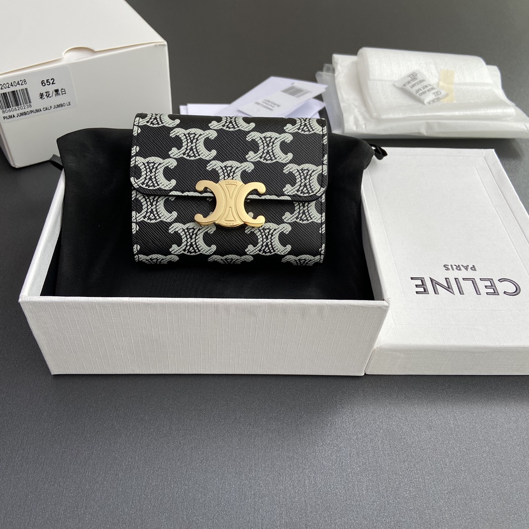 NO:179363,[Excellent pure steel hardware original leather] TRIOMPHE logo printed short wallet/Xiaosai 4 card gravel 2 patch pockets 1 cash compartment 1 removable zipper card bag with snaps No.: 10l652DS3.04LU653 652 black and white/presbyterian size: w9.5×h7.5×3cm, Celine wallet, celine, wallets19860909【特级纯钢五金原厂皮】TRIOMPHE标志印花短款钱包/小赛 4个卡糟 2个贴袋 1个现金隔层 1个可拆卸拉链卡包,配按扣 编号:10l652DS3.04LU653 652黑白/老花 尺寸:w9.5×h7.5×3cm,赛琳钱包,celine,wallets,Bag