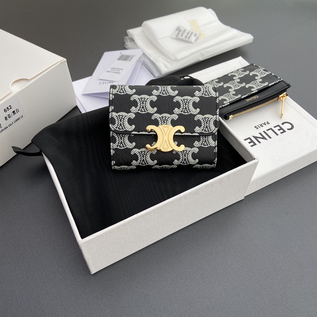 NO:180785,[Excellent pure steel hardware original leather] TRIOMPHE logo printed short wallet/Xiaosai 4 card gravel 2 patch pockets 1 cash compartment 1 removable zipper card bag with snaps No.: 10l652DS3.04LU653 652 black and white/presbyterian size: w9.5×h7.5×3cm, Celine wallet, celine, wallets19860909【特级纯钢五金原厂皮】TRIOMPHE标志印花短款钱包/小赛 4个卡糟 2个贴袋 1个现金隔层 1个可拆卸拉链卡包,配按扣 编号:10l652DS3.04LU653 652黑白/老花 尺寸:w9.5×h7.5×3cm,赛琳钱包,celine,wallets,Bag