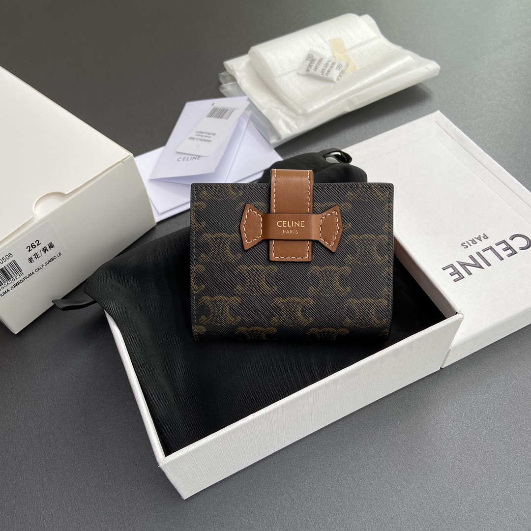 NO:179355,【Excellent pure steel hardware original leather】 TRIOMPHE logo printed short three-fold wallet/small game 5 card slags 1 folding coin bag with snap button 1 flat pocket 1 banknote bag Number: 10H262DB7.04LU 262 yellow-brown/presbyterian size: w10.5×h8.5×d4cm, Celine wallet, celine, wallets19860909【特级纯钢五金原厂皮】 TRIOMPHE标志印花短款三折钱包/小赛 5个卡糟 1个带按扣折叠零钱袋 1个扁平口袋 1个纸币袋 编号:10H262DB7.04LU 262黃褐/老花 尺寸:w10.5×h8.5×d4cm,赛琳钱包,celine,wallets,Bag