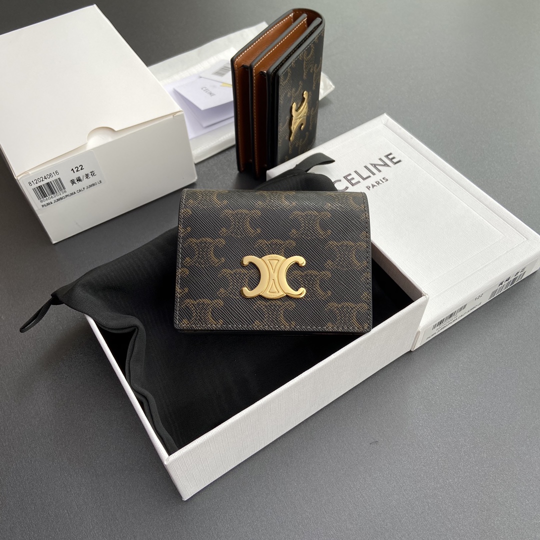 NO:181331,[Original leather of special grade pure steel hardware] TRIOMPHE logo printed flip business card bag card bag/Xiaosai Snap buckle opening and closing 2 gusset compartments 1 shoulder flat pocket 3 card slots Number: 10M122DB7.04LU 123 122 yellow brown/presbyterian size: w10.5×h8×d3.5cm, Celine wallet, celine, wallets19860909【特级纯钢五金原厂皮】 TRIOMPHE标志印花翻蓋名片包卡包/小赛 按扣開合 2個角撐隔層 1個肩平口袋 3個卡槽 编号:10M122DB7.04LU 123 122黃褐/老花 尺寸:w10.5×h8×d3.5cm,赛琳钱包,celine,wallets,Bag