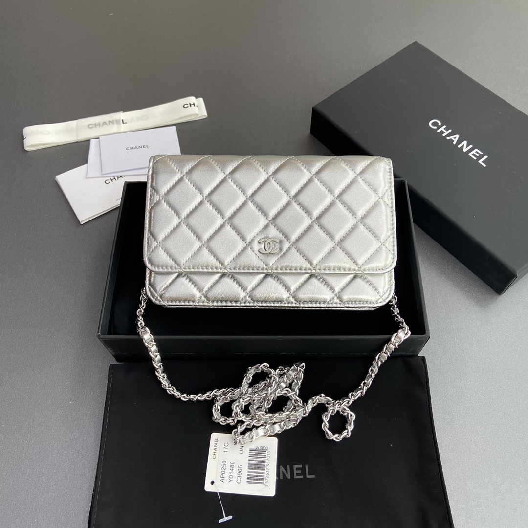 NO:200099,Original leather Xiaoxiang imported Italian lambskin Article number: AP Size: w20×h13×d3.5cm Color: silver lambskin silver steel mark, Chanel, chanel, sheepskin19860909原厂皮 小香进口意大利小羊皮 货号:AP 尺寸:w20×h13×d3.5cm 颜色:銀色羊皮銀色鋼唛,香奈儿,chanel,sheepskin,Bag