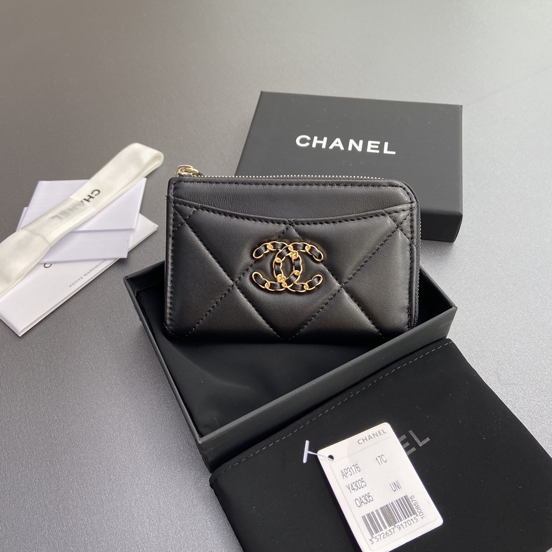 NO:701448,[Special grade hardware original leather] Xiaoxiang small zipper bag card holder series Quilted card holder with iconic metal logo Gold tone metal hardware, special Italian imported leather 6 card slots, 1 small zipper bag No.: 3176 Black sheep gilt Size: w13×h9×2cm, chanel wallet, chanel, wallets19860909【特级五金原厂皮】 小香小拉链包卡包系列 絎縫卡包配以標志性金屬標志 金色調金屬五金,专用意大利进口皮 6個卡糟,1个小拉链袋 编号:3176 黑羊鎏金 尺寸:w13×h9×2cm,chanel钱包,chanel,wallets,欧美剧