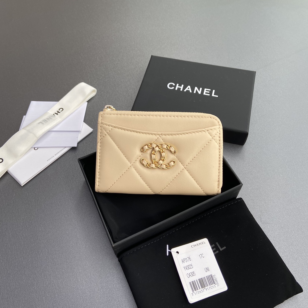 NO:701449,[Special grade hardware original leather] Xiaoxiang small zipper bag card holder series Quilted card holder with iconic metal logo Gold tone metal hardware, special Italian imported leather 6 card slots, 1 small zipper bag No.: 3176 Apricot Sheep gilt Size: w13×h9×2cm, chanel wallet, chanel, wallets19860909【特级五金原厂皮】 小香小拉链包卡包系列 絎縫卡包配以標志性金屬標志 金色調金屬五金,专用意大利进口皮 6個卡糟,1个小拉链袋 编号:3176 杏羊鎏金 尺寸:w13×h9×2cm,chanel钱包,chanel,wallets,欧美剧