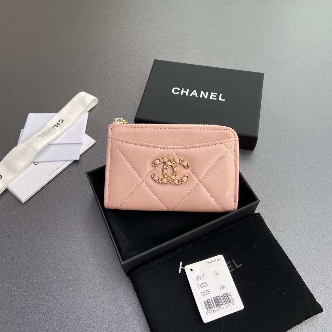 NO:701450,[Special grade hardware original leather] Xiaoxiang small zipper bag card holder series Quilted card holder with iconic metal logo Gold tone metal hardware, special Italian imported leather 6 card slots, 1 small zipper bag No.: 3176 Pink sheep gilt Size: w13×h9×2cm, chanel wallet, chanel, wallets19860909【特级五金原厂皮】 小香小拉链包卡包系列 絎縫卡包配以標志性金屬標志 金色調金屬五金,专用意大利进口皮 6個卡糟,1个小拉链袋 编号:3176 粉羊鎏金 尺寸:w13×h9×2cm,chanel钱包,chanel,wallets,欧美剧