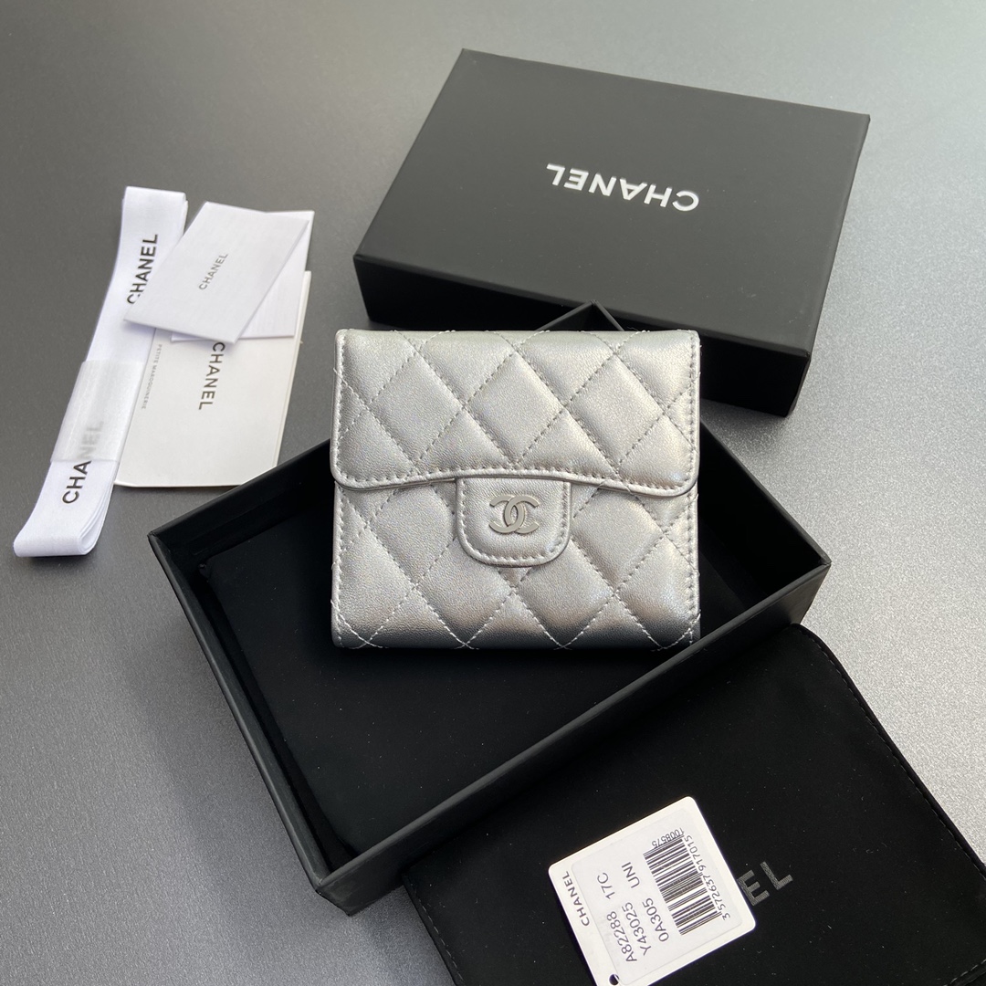 NO:182947,[Imported leather from Italy] Special silver sheep leather Silver tone metal hardware 6 card slots 1 banknote compartment 1 change zipper bag No.: 82288 Size: w10.5×h11.5×d3cm, Chanel wallet, chanel, wallets, sheepskin19860909【意大利進口皮】 特製銀色羊皮革 銀色調金屬五金 6個卡片槽 1個鈔票隔層 1個零錢拉鏈袋 编号:82288 尺寸:w10.5×h11.5×d3cm,香奈儿钱包,chanel,wallets,sheepskin,Bag