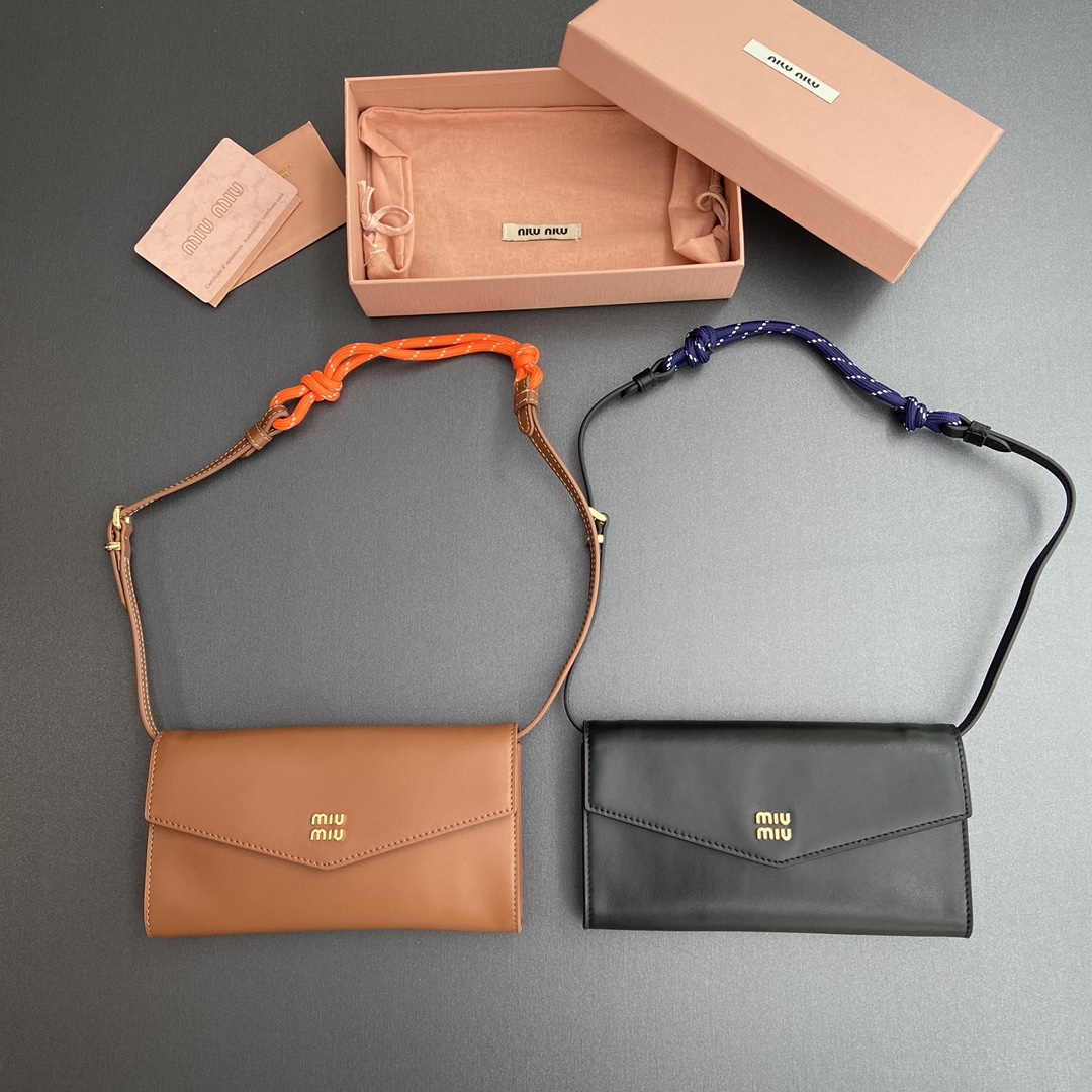 NO:200175,[Excellent hardware original leather] ~ Imported cowhide leather and rope straps with cowhide leather wallet Size: w19×h9.5×2cm Number 5MT__MM034,MIUMIU,miumiu,cowhide19860909【特级五金原厂皮】～進口牛皮革與繩索肩帶飾牛皮革錢包 尺寸:w19×h9.5×2cm 編號5MT__MM034,MIUMIU,miumiu,cowhide,Bag