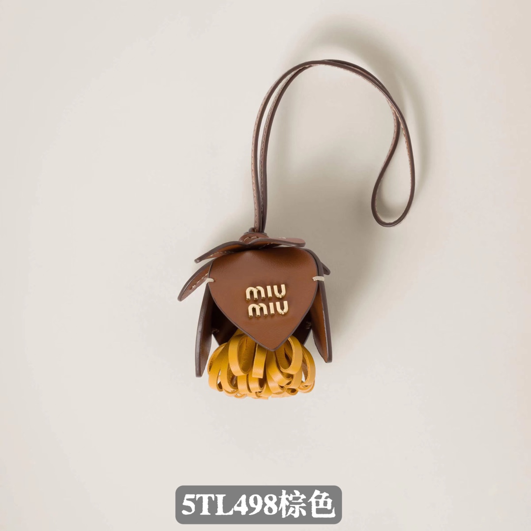 NO:200182,[Excellent hardware original leather] ~ Imported cowhide leather hanging decoration This hanging decoration can decorate other accessories, add vitality to the shape, decorated with letter logos, and add recognition. ~ Metal letter logo Size: w5×h6cm Number 5TL498 _MM0190_ 498,MIUMIU,miumiu,cowhide19860909【特级五金原厂皮】~進口牛皮革掛飾 這款掛飾可裝點其他配飾,為造型增添活力趣致,飾以字母徽標,增添辨識度. ～金屬字母徽標 尺寸:w5×h6cm 編號5TL498 _MM0190_ 498,MIUMIU,miumiu,cowhide,Bag