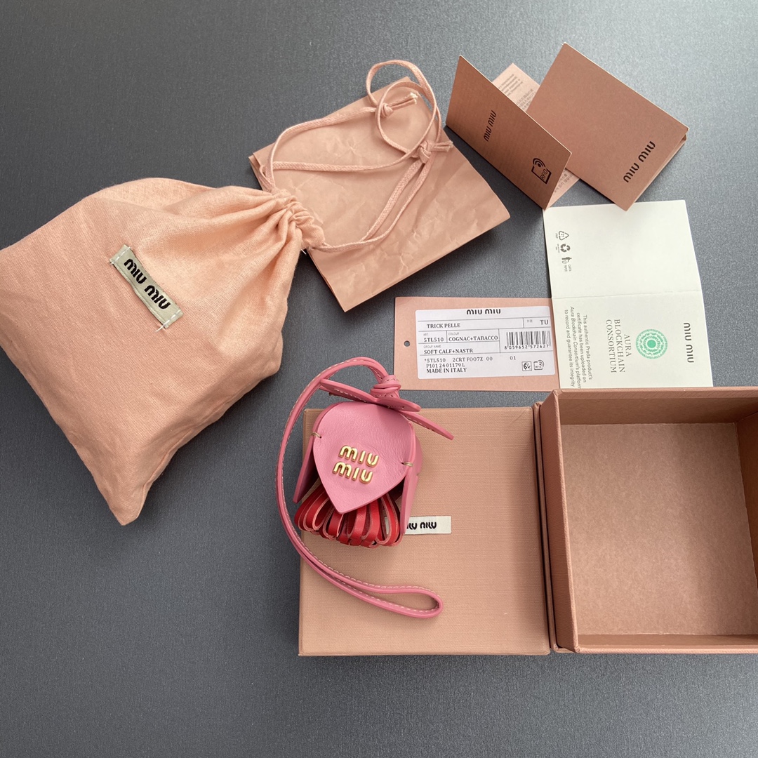 NO:186426,[Excellent hardware original leather] ~ Pink/red imported cowhide leather hanging decoration This hanging decoration can decorate other accessories, add vitality to the shape, decorated with letter logos, and add recognition. ~ Metal letter logo Size: w5×h6cm (pink) Number 5TL _MM0190_, special grade Miao Miao, cowhide19860909【特级五金原厂皮】 ~粉色/紅色進口牛皮革掛飾 這款掛飾可裝點其他配飾,為造型增添活力趣致,飾以字母徽標,增添辨識度. ～金屬字母徽標 尺寸:w5×h6cm（粉色) 編號5TL _MM0190_,特级缪缪,cowhide,Bag