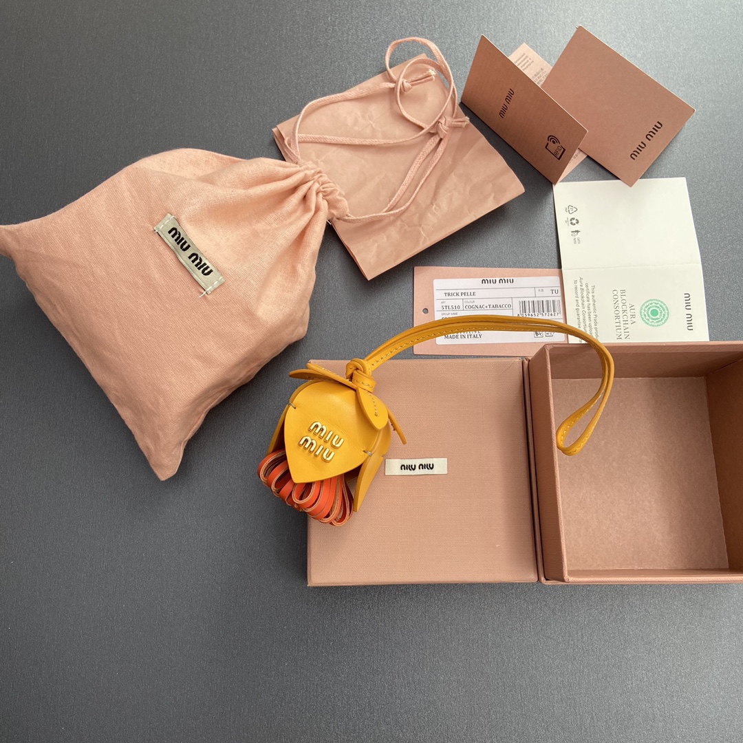 NO:186428,[Excellent hardware original leather] ~ Yellow/Orange and red imported cowhide leather hanging decoration This hanging decoration can decorate other accessories, add vitality to the shape, decorated with letter logos, and add recognition. ~ Metal letter logo Size: w5×h6cm Number 5TL _MM0190_, Special grade Miao Miao, cowhide19860909【特级五金原厂皮】 ~黃色/橘紅進口牛皮革掛飾 這款掛飾可裝點其他配飾,為造型增添活力趣致,飾以字母徽標,增添辨識度. ～金屬字母徽標 尺寸:w5×h6cm 編號5TL _MM0190_,特级缪缪,cowhide,Bag