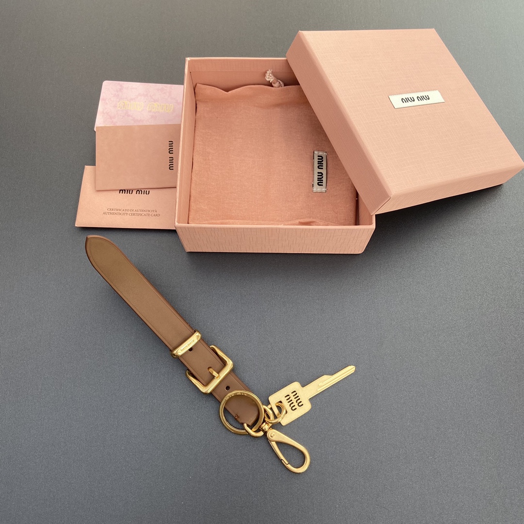 NO:184193,[Excellent hardware original leather] ~ Brown imported cowhide leather key ring This exquisite key ring is cleverly compared with material, the metal hook buckle and the key engraved with brand micro-mark are paired with monochrome leather, which is particularly eye-catching. Size: W2×H15cm No. MOMM0190_5TL176, large-scale goods MIUMIU, miumiu, cowhide19860909【特级五金原厂皮】 ~棕色進口牛皮革鑰匙環 這款精致鑰匙環巧妙運用材質對比,金屬鉤扣和刻有品牌微標的鑰匙搭配單色皮革,格外引人矚目. 尺寸:W2×H15cm 編號MOMM0190_5TL176,大厂货MIUMIU,miumiu,cowhide,Bag