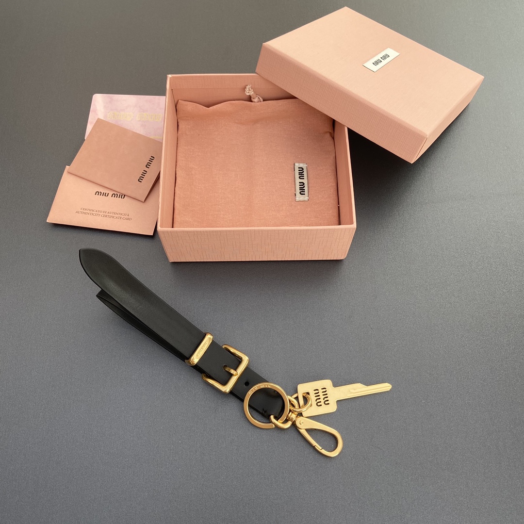 NO:184197,[Excellent hardware original leather] ~ Black imported cowhide leather key ring This exquisite key ring is cleverly compared with material, the metal hook buckle and the key engraved with brand micro-mark are paired with monochrome leather, which is particularly eye-catching. Size: W2×H15cm No. MOMM0190_5TL176, large-scale goods MIUMIU, miumiu, cowhide19860909【特级五金原厂皮】 ~黑色進口牛皮革鑰匙環 這款精致鑰匙環巧妙運用材質對比,金屬鉤扣和刻有品牌微標的鑰匙搭配單色皮革,格外引人矚目. 尺寸:W2×H15cm 編號MOMM0190_5TL176,大厂货MIUMIU,miumiu,cowhide,Bag