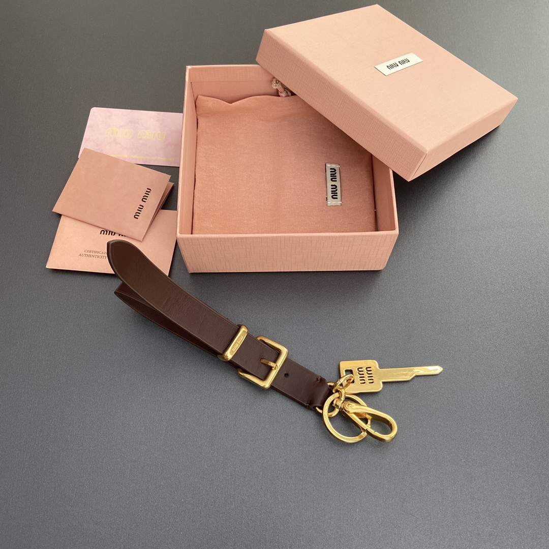 NO:184200,[Excellent hardware original leather] ~ Heather wood imported cowhide leather key ring This exquisite key ring is cleverly compared with material, the metal hook buckle and the key engraved with brand micro-mark are paired with monochrome leather, which is particularly eye-catching. Size: W2×H15cm No. MOMM0190_5TL176, large-scale goods MIUMIU, miumiu, cowhide19860909【特级五金原厂皮】~石南木色進口牛皮革鑰匙環 這款精致鑰匙環巧妙運用材質對比,金屬鉤扣和刻有品牌微標的鑰匙搭配單色皮革,格外引人矚目. 尺寸:W2×H15cm 編號MOMM0190_5TL176,大厂货MIUMIU,miumiu,cowhide,Bag